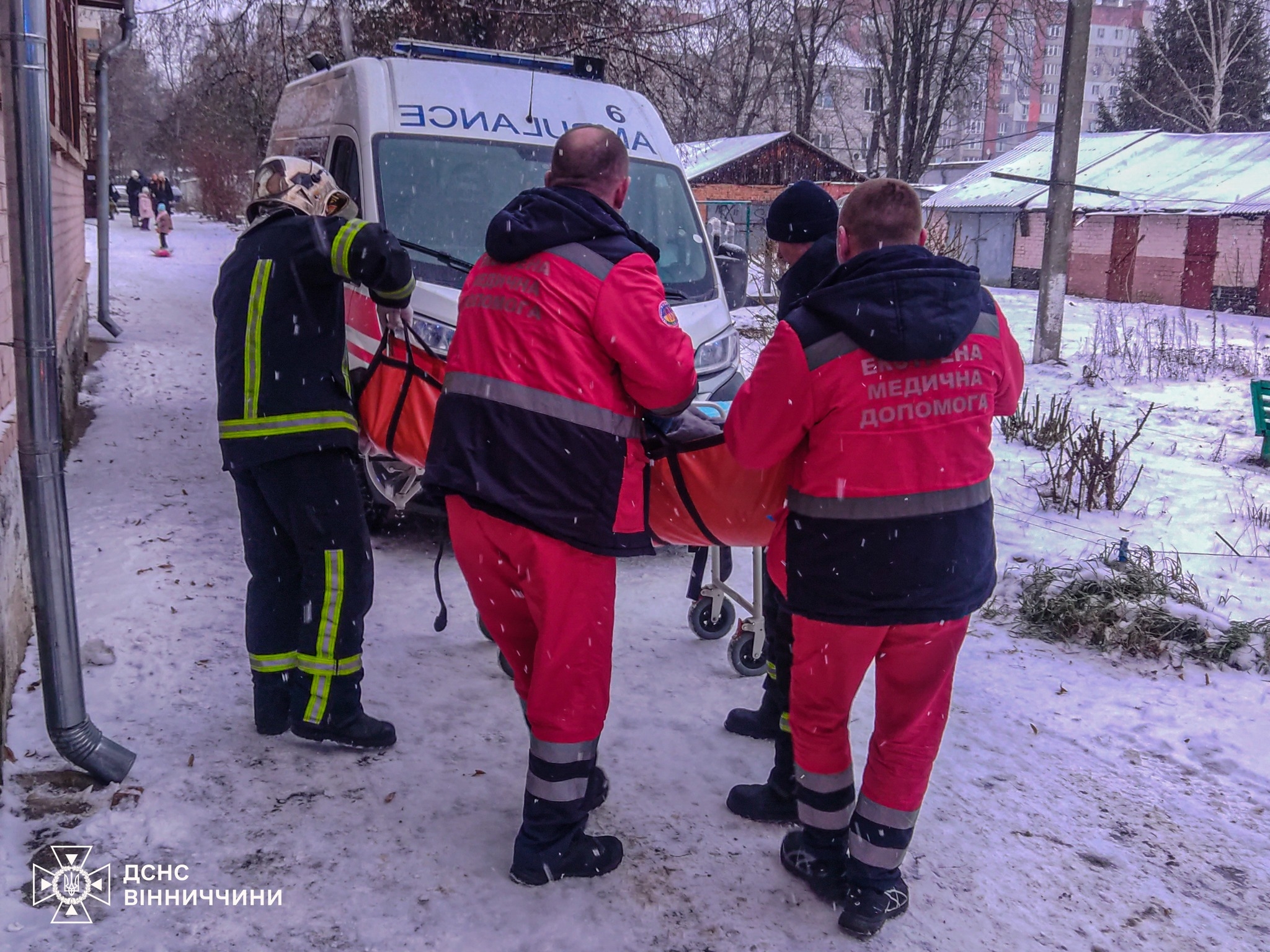 Вінницькі надзвичайники відчинили двері квартири та врятували пенсіонерку