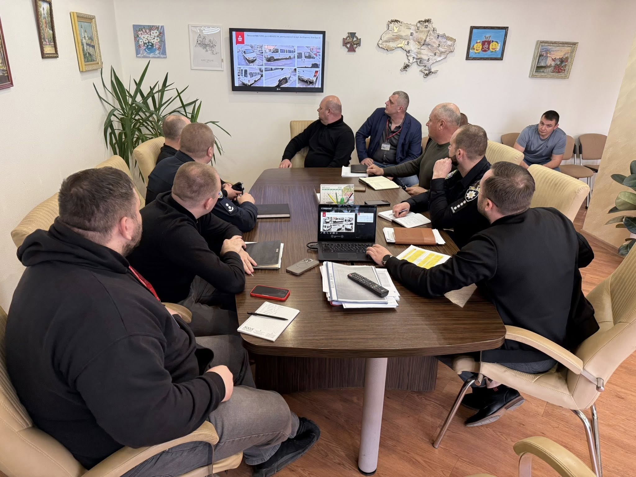 З вулиць Вінниці почали прибирати давно покинуті автівки