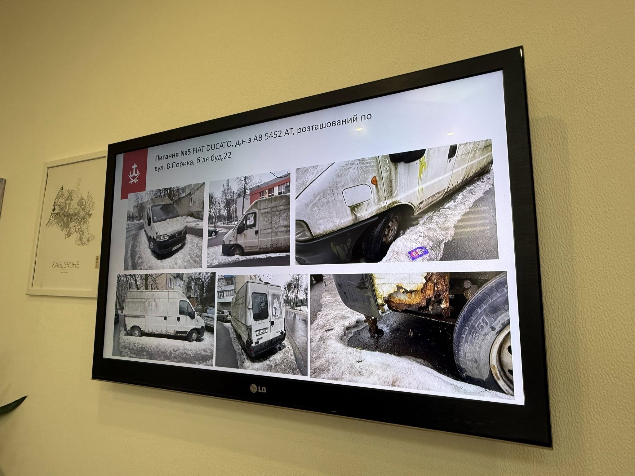 З вулиць Вінниці почали прибирати давно покинуті автівки