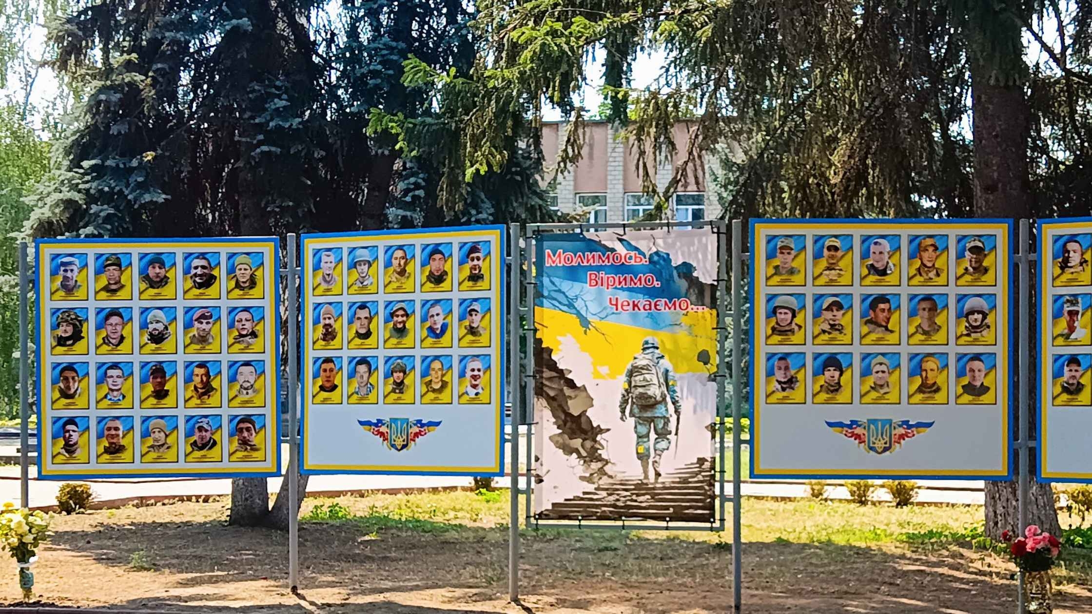 «Молимося. Віримо. Чекаємо…»: на Вінниччині відкрили стенд зниклим безвісти воїнам