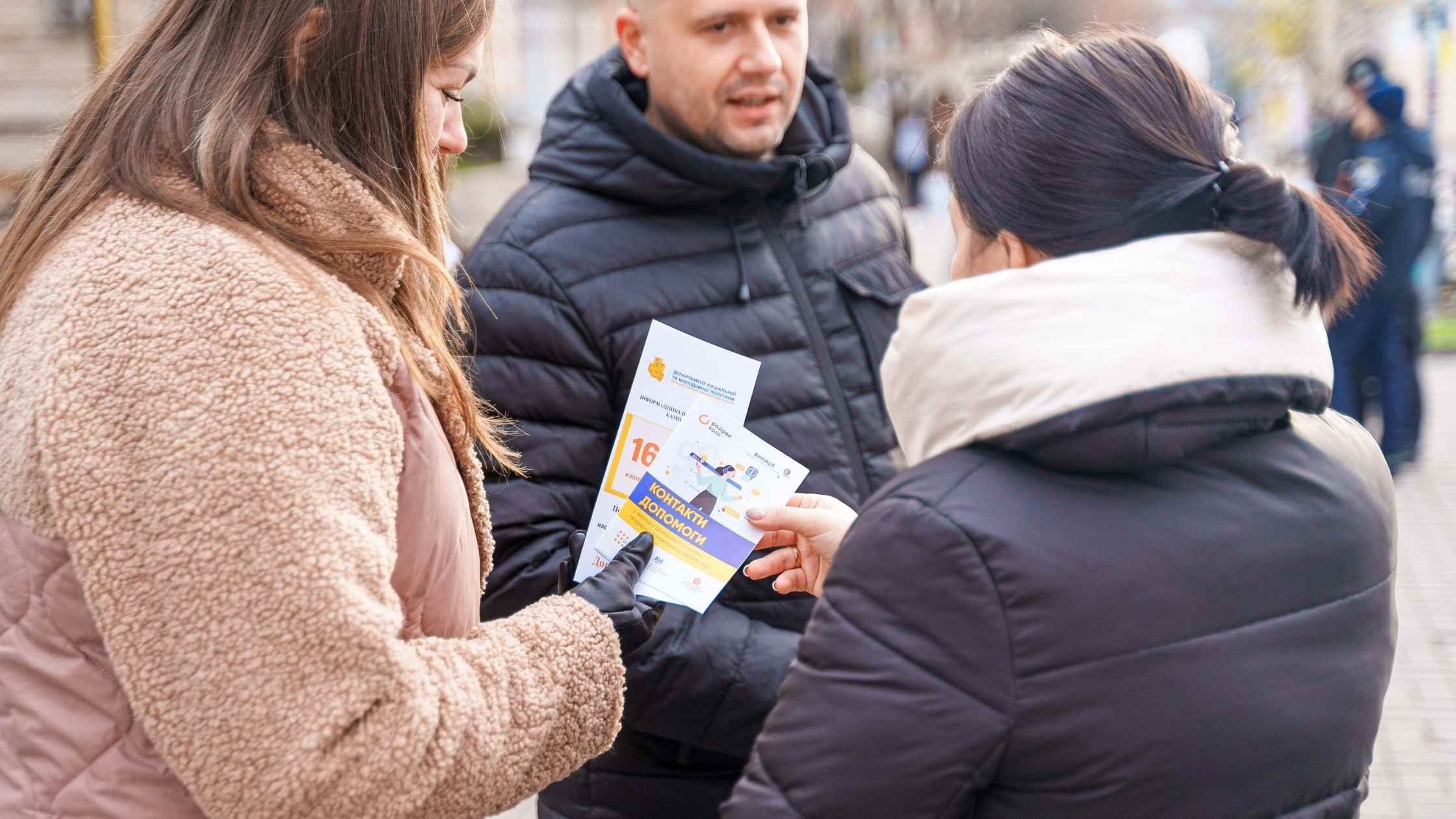 16 днів проти насильства: у Вінниці відбулась інформаційна акція та виставка «Річ у тім»