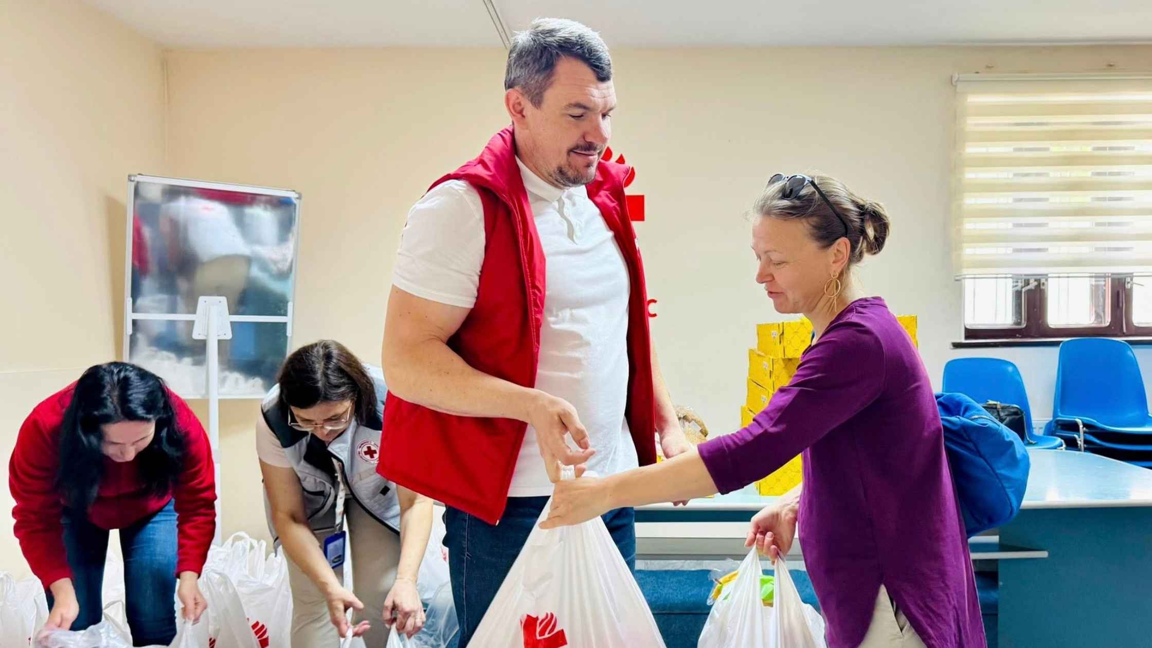 40 опікунським родинам Вінниці благодійники передали продукти та засоби гігієни