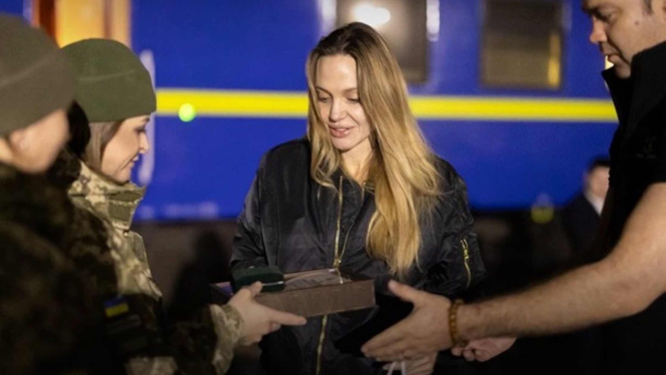 Анджеліна Джолі зробила замовлення у вінницькому пабі-ресторації