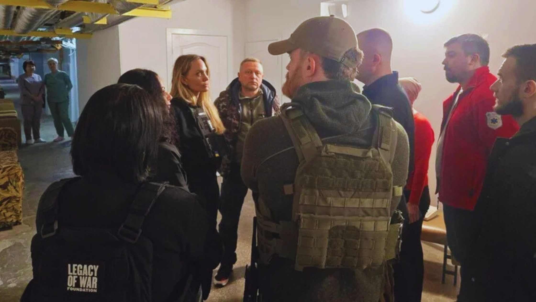 Анджеліна Джолі зробила замовлення у вінницькому пабі-ресторації