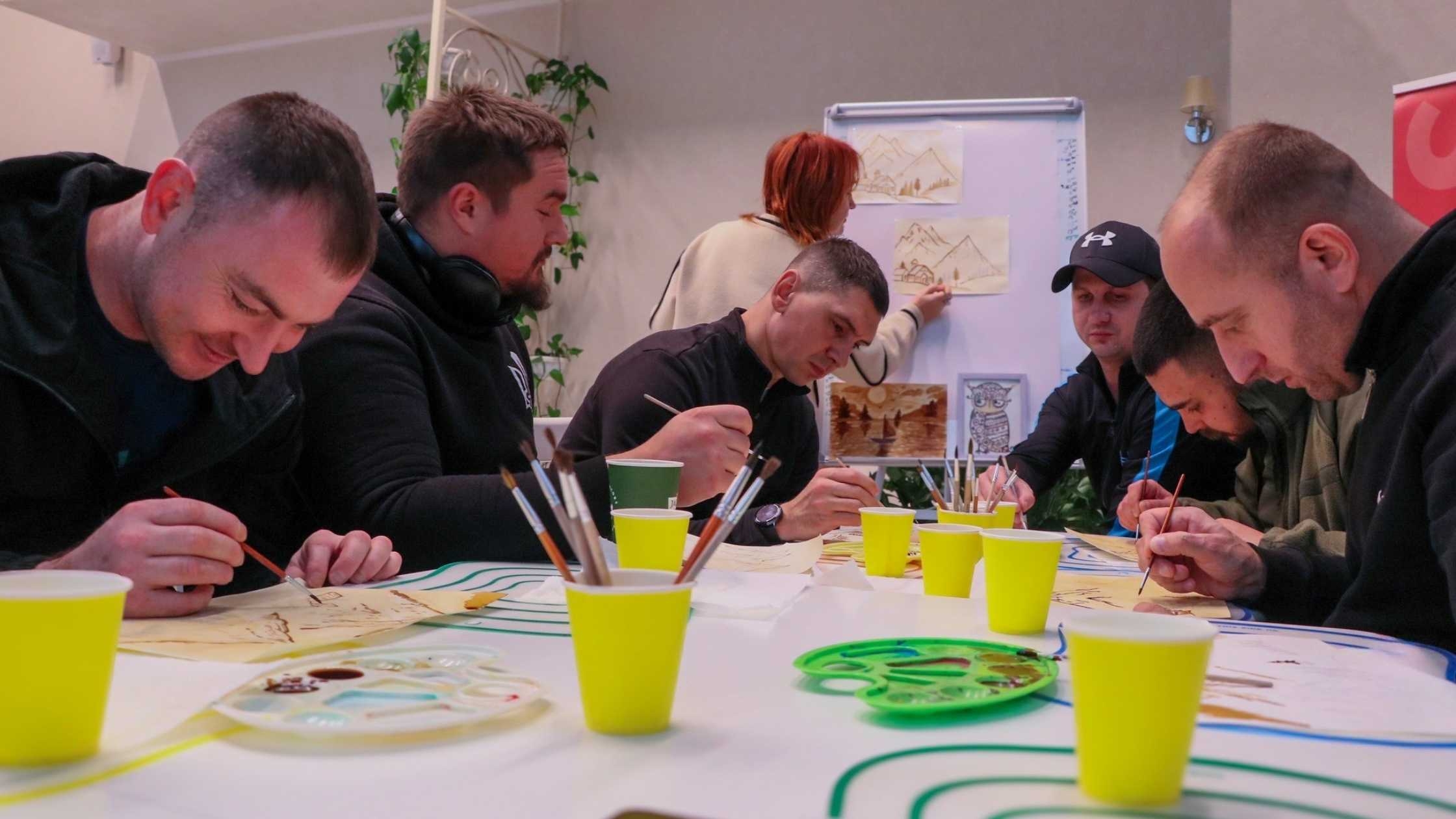 Арттерапія для поранених вінницьких воїнів: як малюнок кавою допомагає одужати