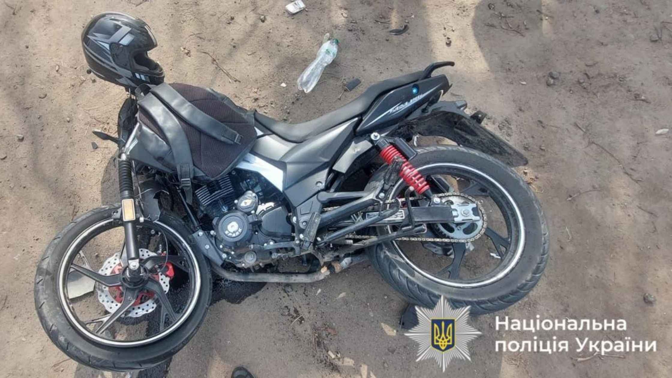 Авто зіткнулось із мотоциклом на Вінниччині: неповнолітній водій та його пасажир — у лікарні