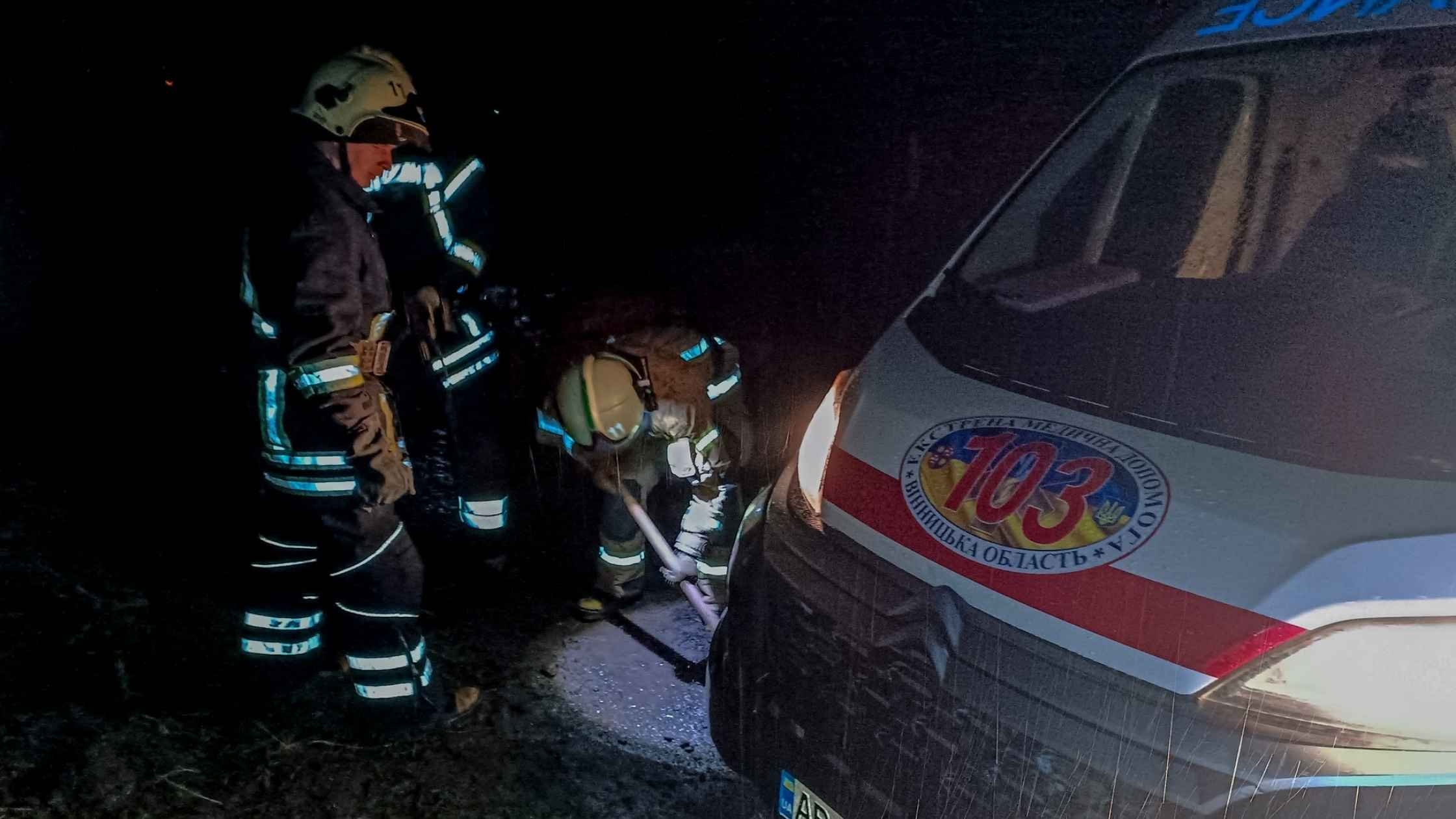 Автомобіль екстреної медичної допомоги загруз на грунтовій дорозі у Вінниччині