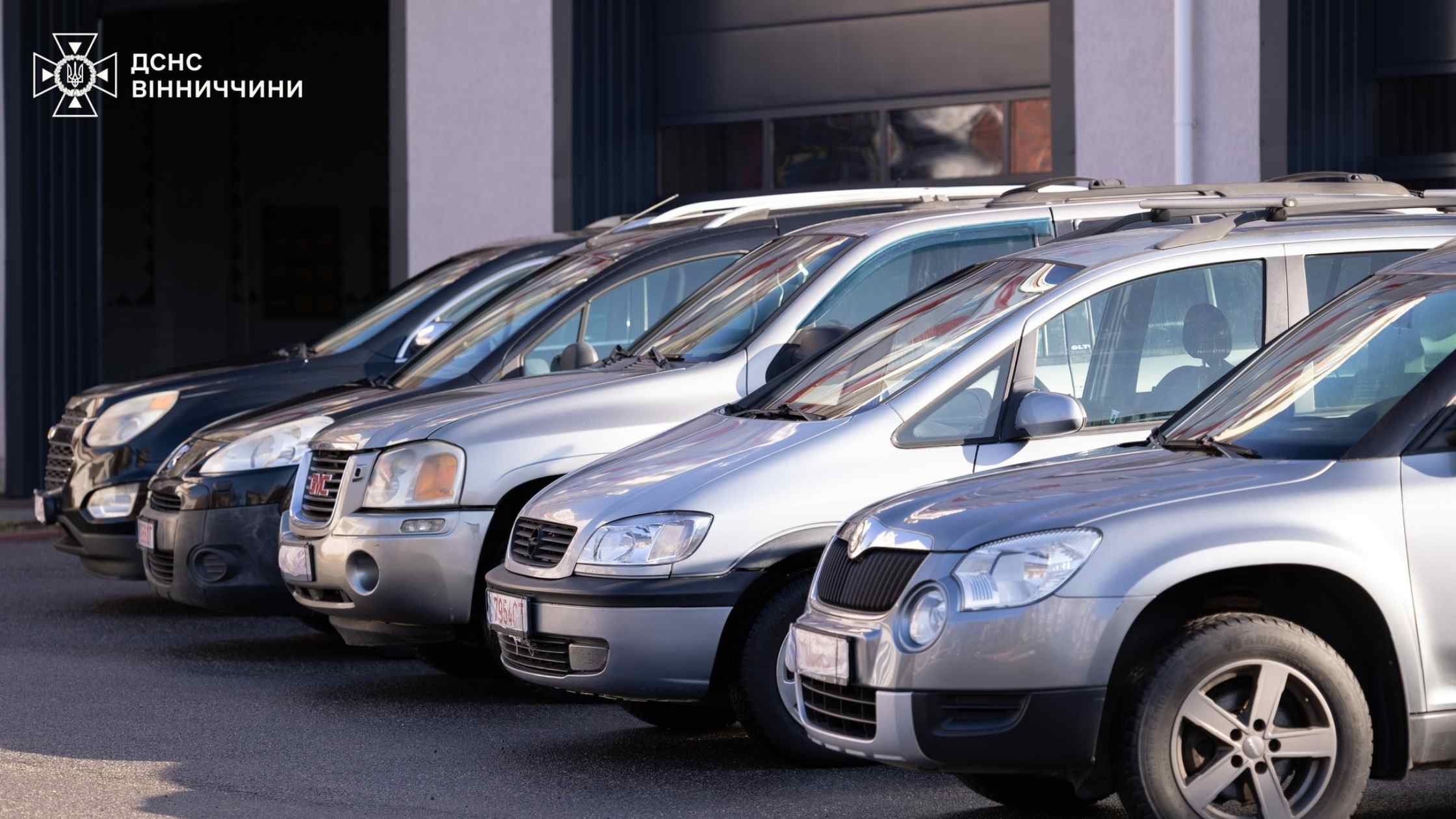 Автопарк вінницьких рятувальників поповнили п’ять авто від литовських меценатів