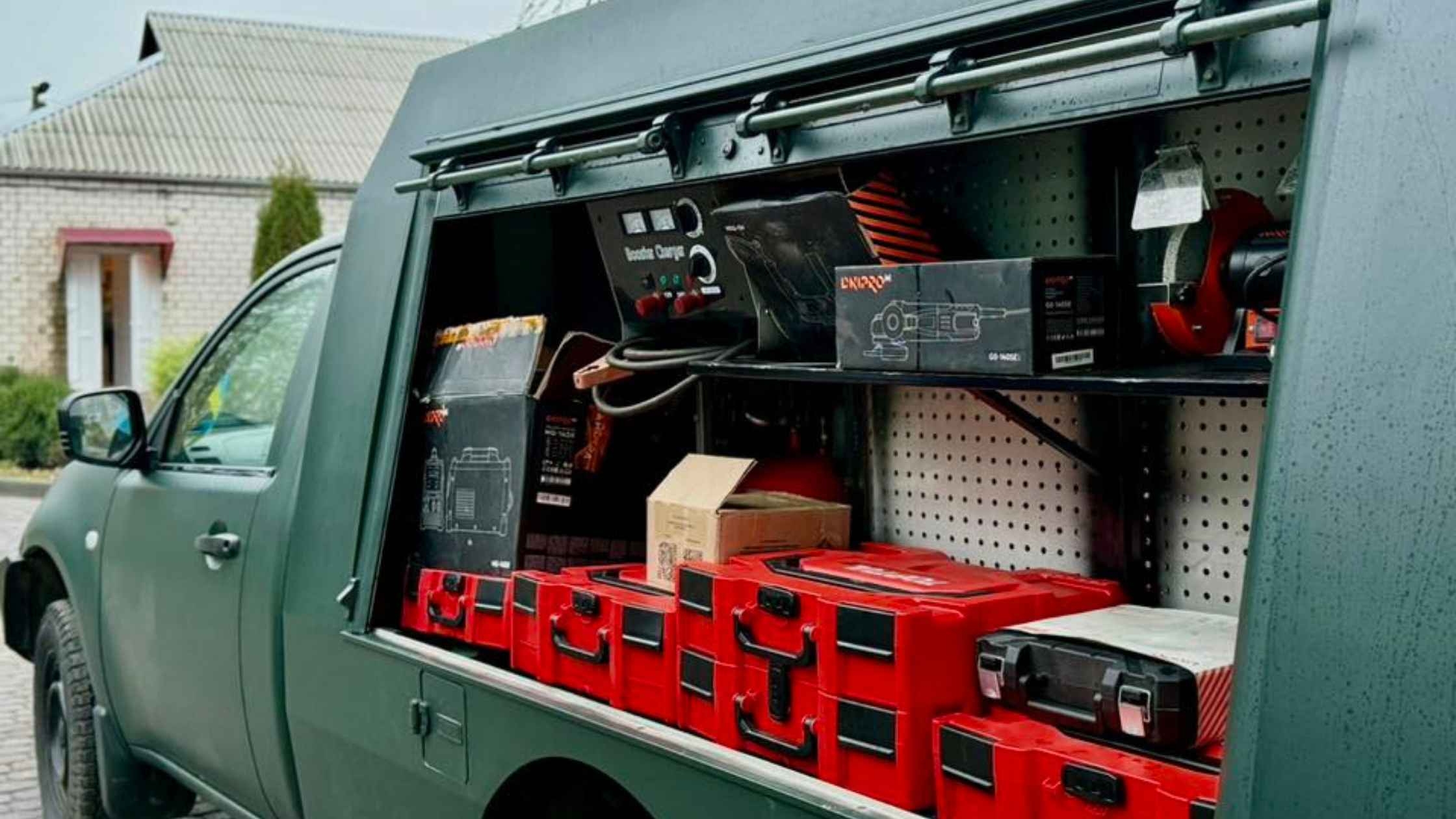 Бершадська громада передала військовим автономну мобільну ремонтну майстерню