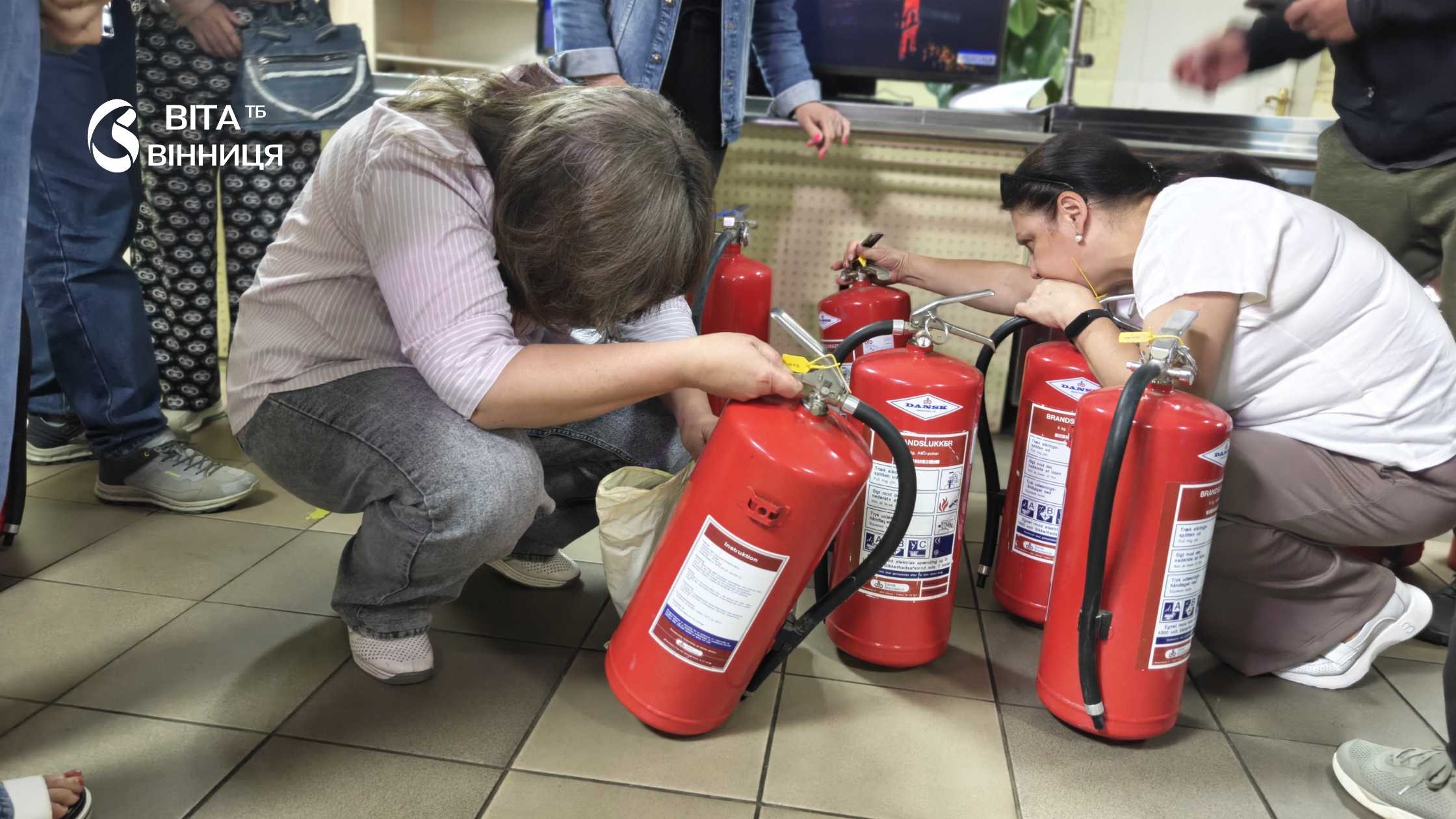 Безпечніші укриття ОСББ у Вінниці отримали 40 вогнегасників