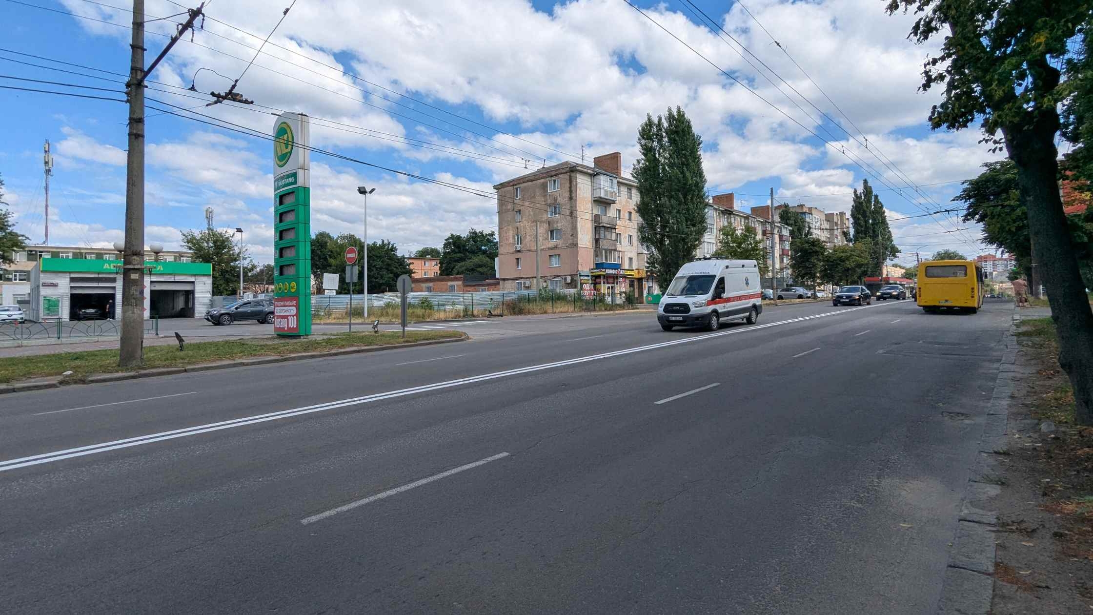 Безпечний рух без лівих поворотів: у Вінниці впроваджують нові дорожні рішення