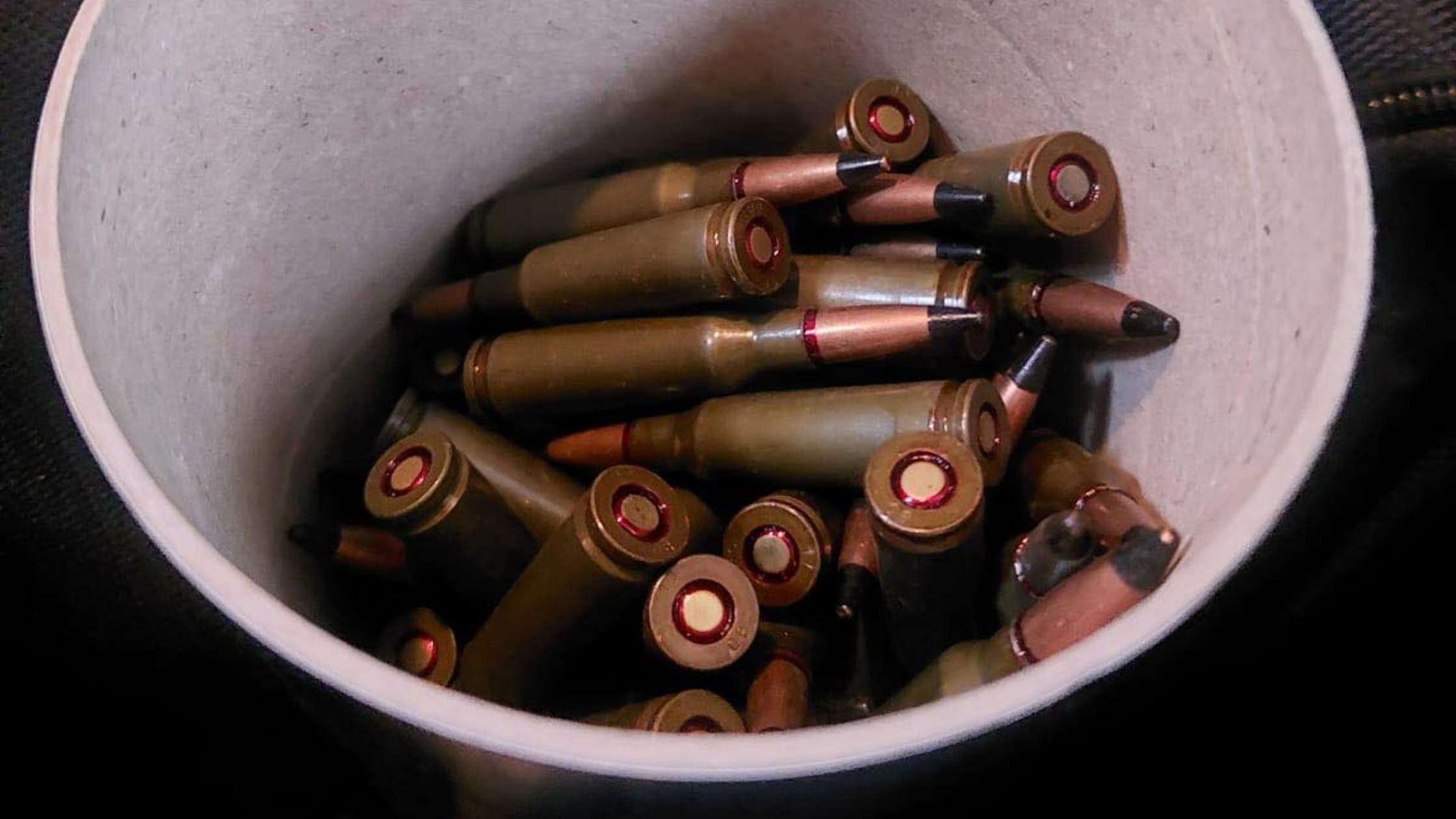 Бойові набої в коробці з-під елітного алкоголю вилучили вінницькі митники