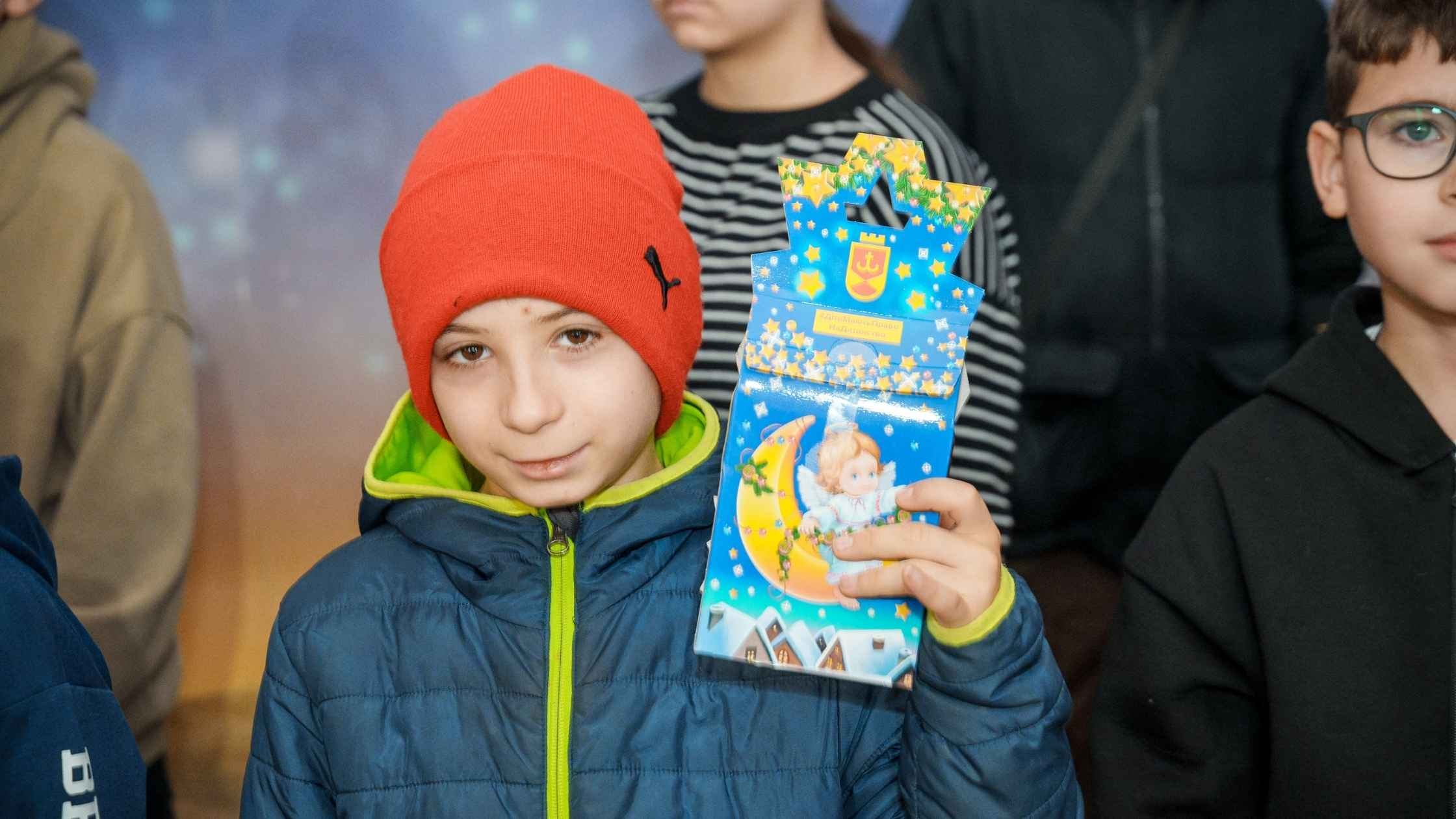 Напередодні Дня Святого Миколая Вінницька міська рада влаштовує різні події для підтримки маленьких вінничан. З дітьми-сиротами та дітьми, позбавленими батьківського піклування 5 грудня зустрівся заступник міського голови Андрій Шпортун та вручив від міської ради та депутатського корпусу матеріальну допомогу та солодощі дітям. Після того на дітей чекав перегляд повнокупольного шоу «Небесні Механіки» у Вінницькому планетарії, а також сюрприз – екскурсія ретро-музеєм «Подорож у минуле». Починається різдвяно-новорічний цикл свят, і я хочу привітати дітей від імені всієї нашої громади. Нашим діткам хочеться побажати міцного здоров'я, більше позитивних емоцій, здійснення найзаповітніших мрій, головна з яких – це, звісно, наша перемога та мир. Важливо, щоб юні вінничани відчували радість свята, попри всі труднощі сьогодення, – звернувся до дітей та їхніх опікунів і піклувальників Андрій Шпортун. Отримавши свої подарунки, діти насолодились повнокупольним шоу «Небесні Механіки» у Вінницькому планетарії. Юні глядачі дізналися більше про космічний порядок, рух планет по орбітах, розташування небесних тіл та їхні особливості. А після того для відвідувачів влаштували екскурсію ретро-музеєм «Подорож у минуле», де вони познайомились з раритетною технікою: радіоприймачами, програвачами, найпершими моделями телефонів тощо. Наш обов’язок, як громади, – підтримувати дітей. І цим займається служба у справах дітей міської ради. Щорічно влаштовуємо для них заходи до важливих дат, серед яких особливе місце займає День Святого Миколая – святого покровителя всіх дітей. Цей рік не став винятком, і ми, окрім магічного шоу від Планетарію, для діток ще підготували солодощі, а для їхніх сімей – матеріальну допомогу. На сьогодні на обліку служби у справах дітей Вінницької міської ради перебуває 272 дітей-сиріт та дітей, позбавлених батьківського піклування і про кожного з них дбає наша громада, – зазначила начальниця служби у справах дітей Вінницької міської ради Людмила Шафранська. Загалом у заході взяли участь 40 дітей, решта – отримають св