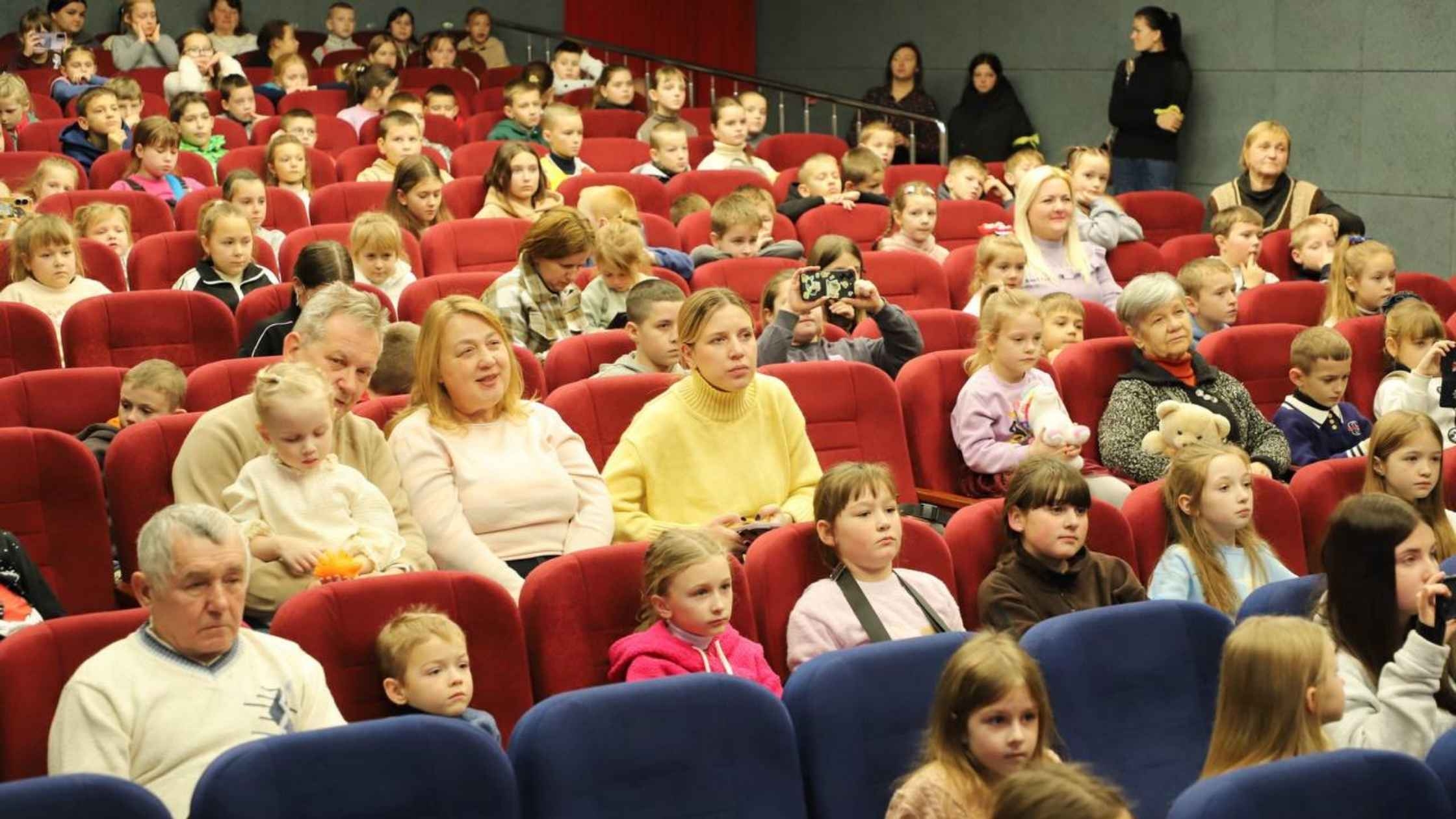 Дітям із територіальних громад Вінниччини презентували новорічну театральну прем'єру