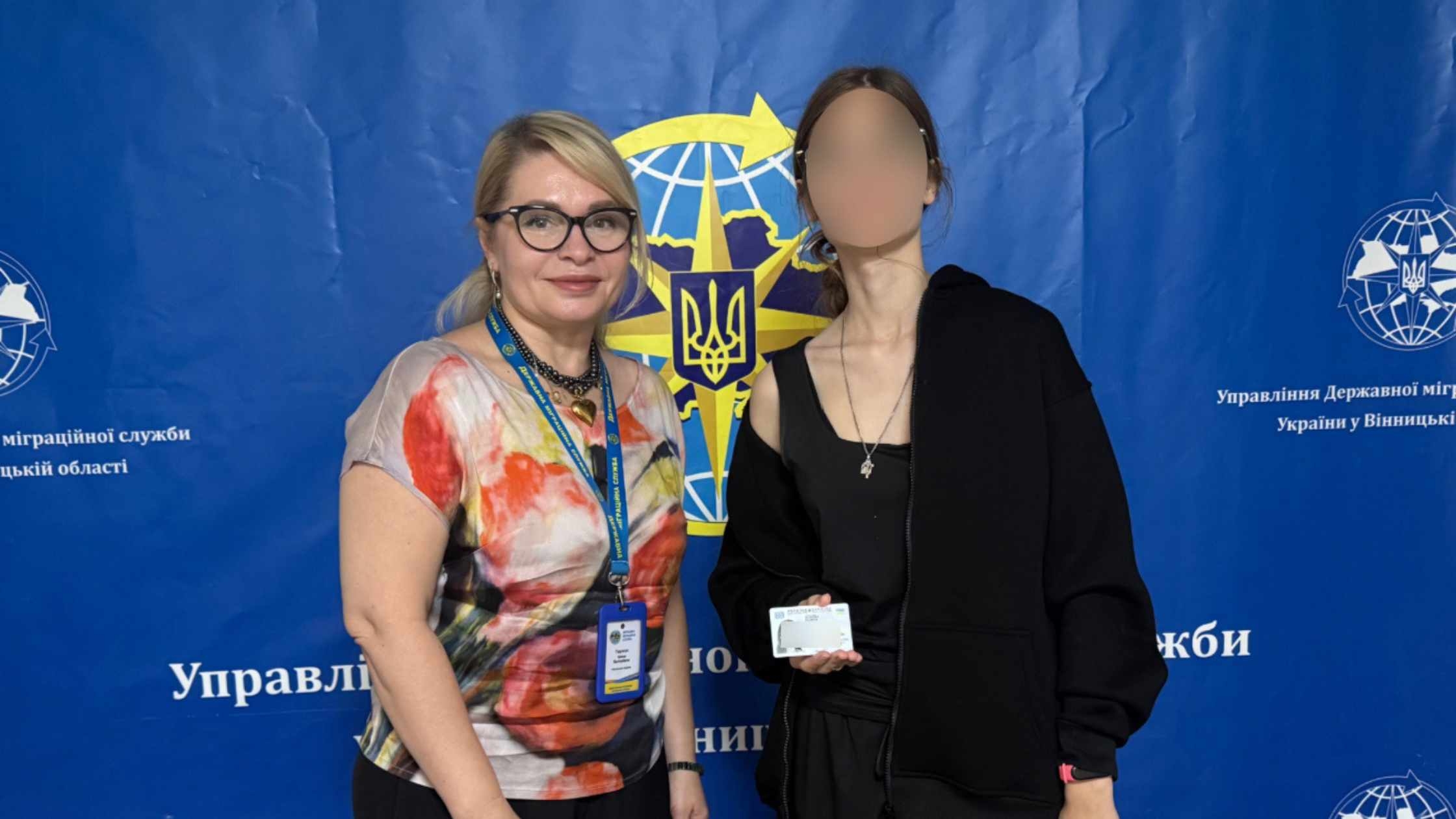 Дівчина з тимчасово окупованої території отримала у Вінниці свій перший паспорт