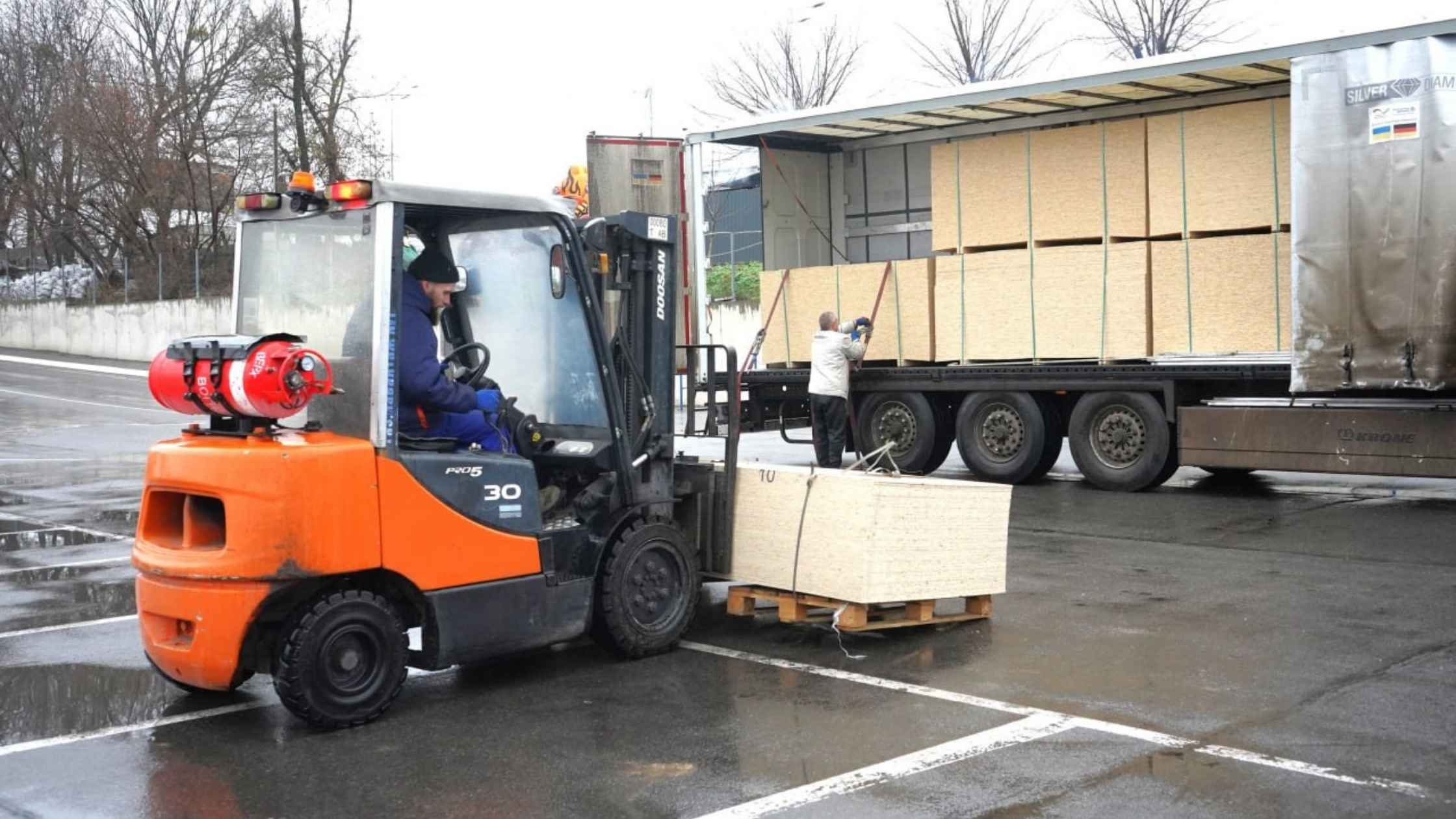 Для ліквідації наслідків ворожих обстрілів Вінниця передала Балаклії тисячу OSB плит