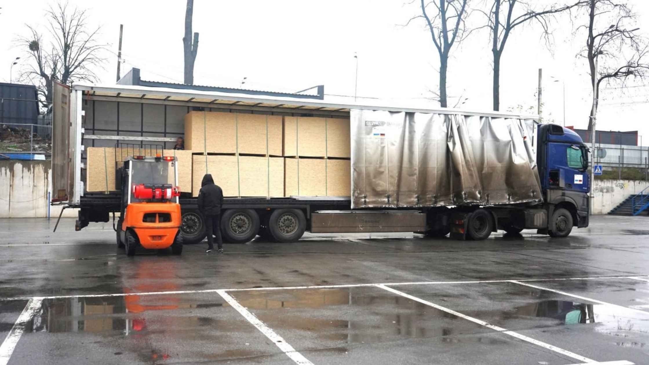 Для ліквідації наслідків ворожих обстрілів Вінниця передала Балаклії тисячу OSB плит