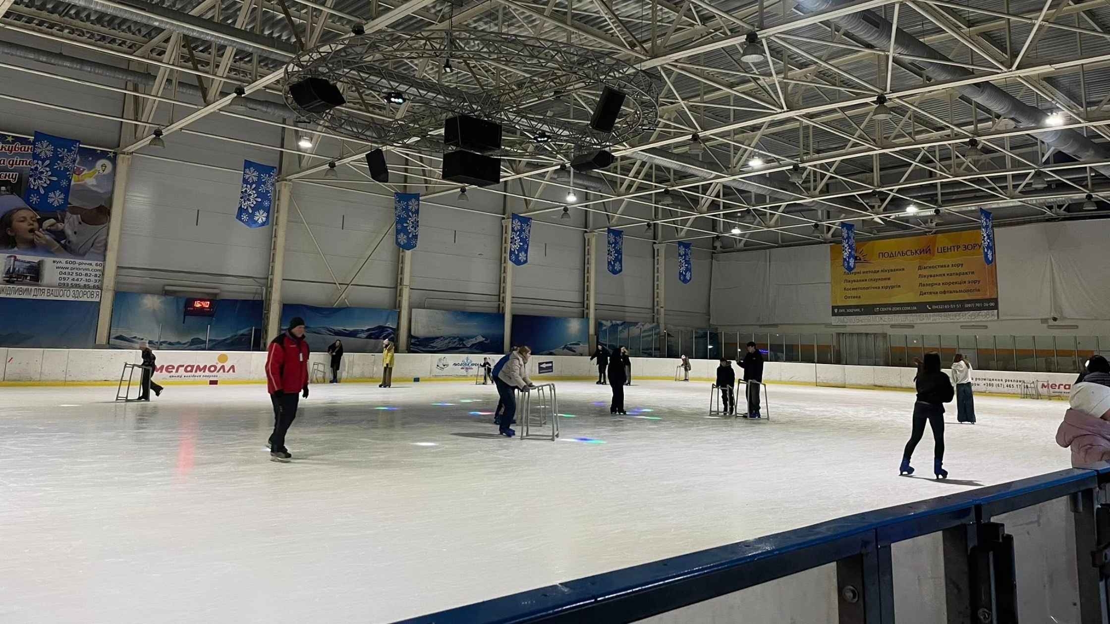 Для ветеранів та учасників бойових дій організували у Вінниці катання на ковзанах