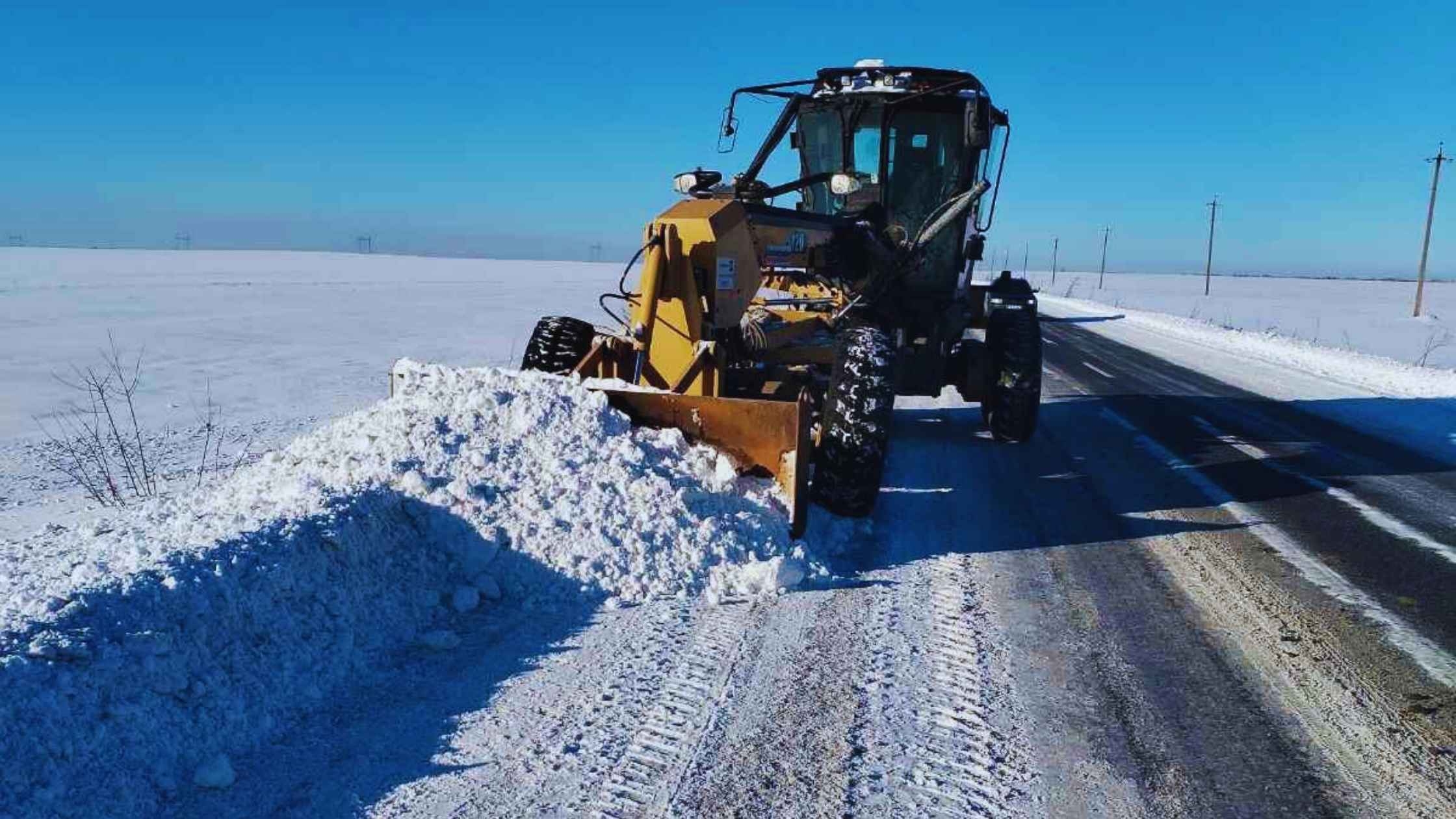 Дорожники Вінниччини вже очищують від снігу водостоки та водовідвідні системи