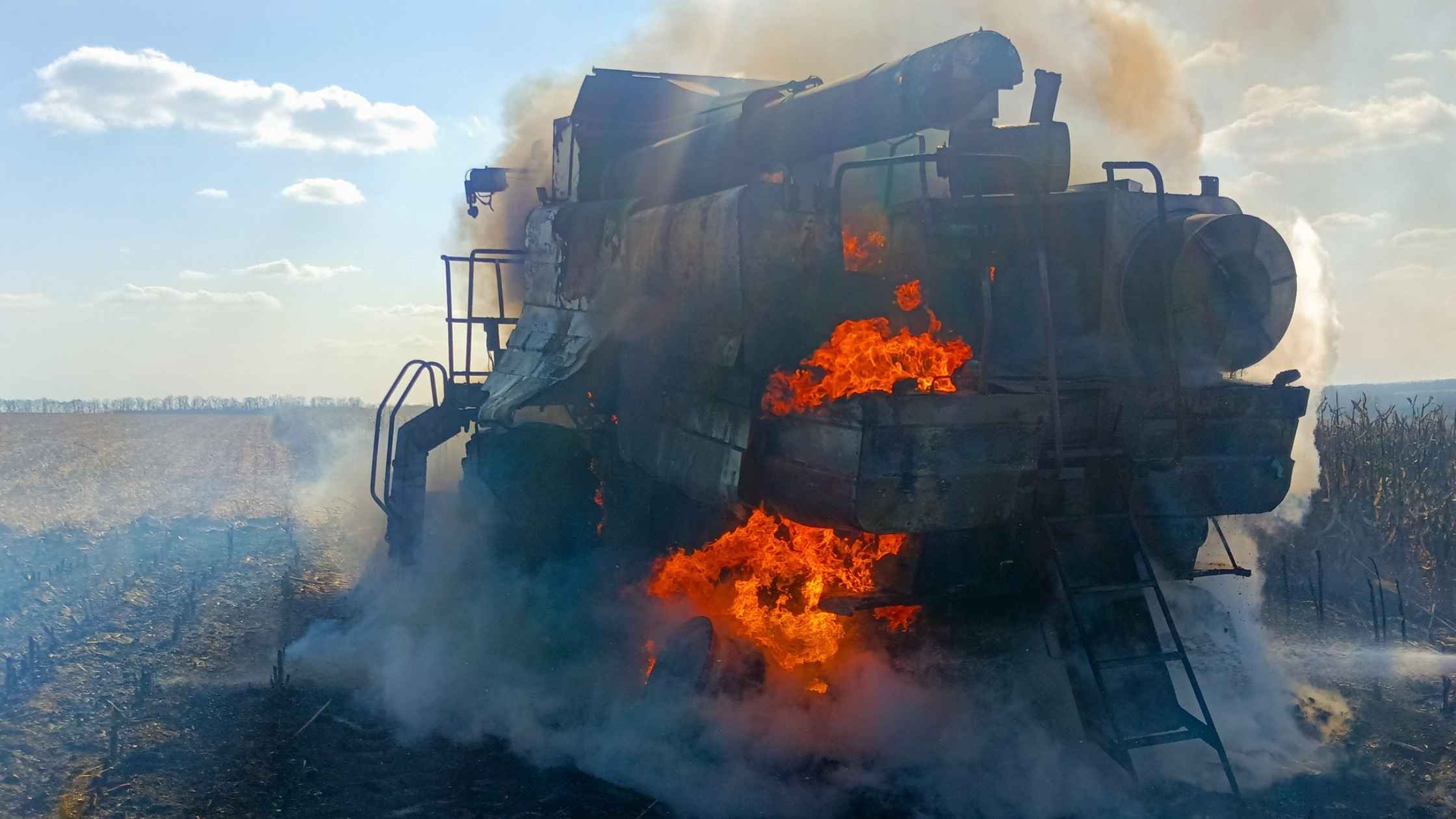 Дві автівки та комбайн горіли у Вінницькій області в один день. Ще одну пожежу рятувальники ліквідували на території підприємства. Про це 17 березня інформує головне управління ДСНС України у Вінницькій області. У селі Клембівка Ямпільської громади рятувальники загасили загоряння комбайна, який зайнявся в полі під час руху внаслідок розгерметизації паливної системи, — йдеться у повідомленні. Ще дві пожежі авто — у селі Мурафа Жмеринського району та селищі Вапнярка Тульчинського району — не розгубившись, ліквідували місцеві жителі до прибуття підрозділів ДСНС. Крім того, у Калинівці на території одного із приватних підприємств надзвичайники загасили пожежу в металевому вагончику з макулатурою. Причину загоряння наразі встановлюють. На щастя, обійшлося без постраждалих.