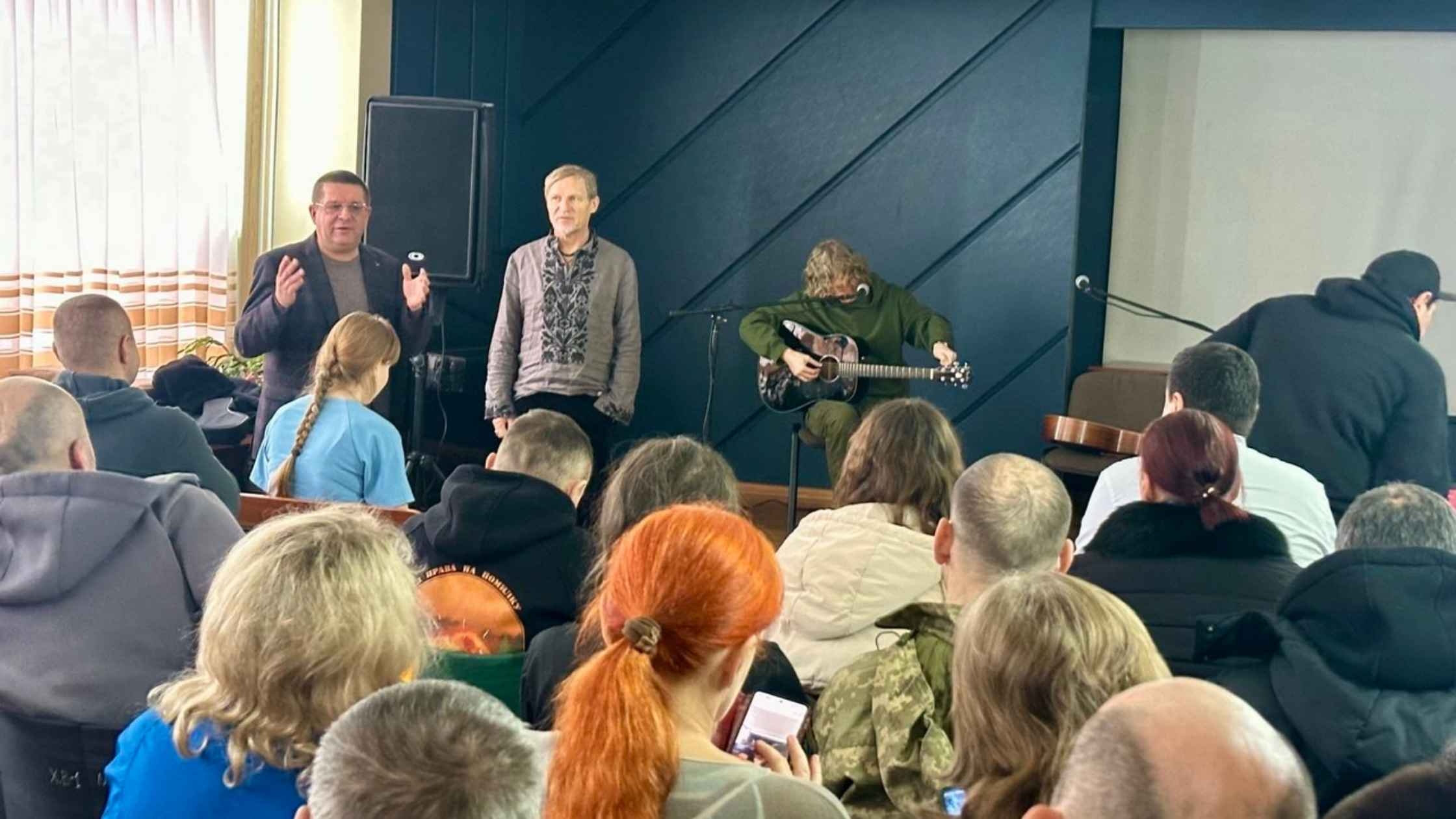 Фронтмен гурту “ВВ” Олег Скрипка завітав до вінницьких ліцеїстів-волонтерів