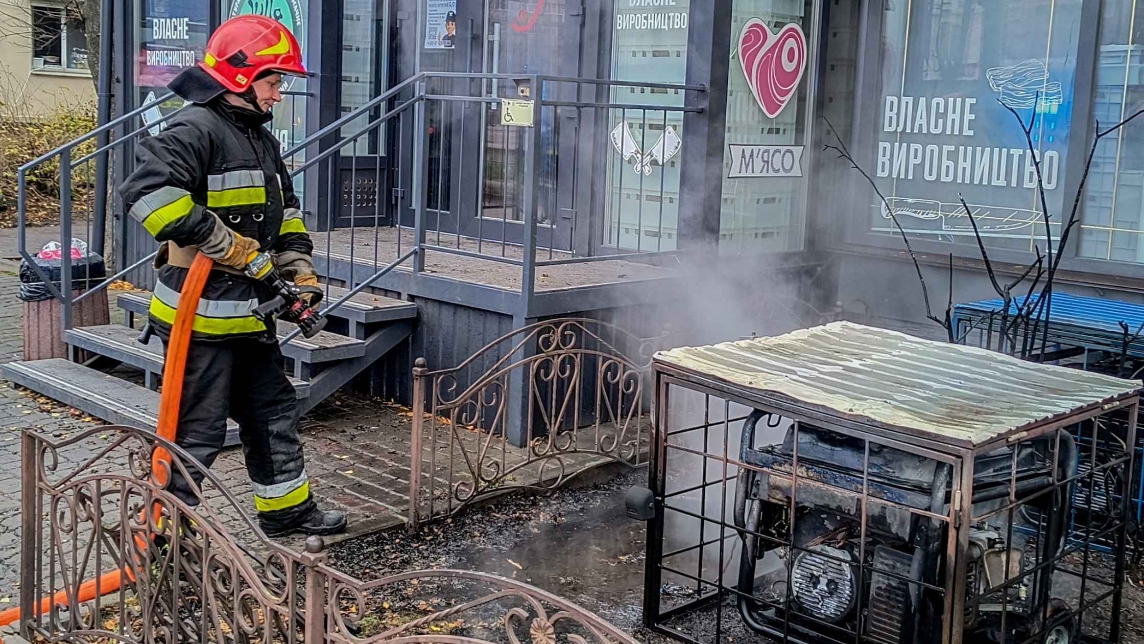 Горіли генератори поблизу продуктового магазину у Вінниці