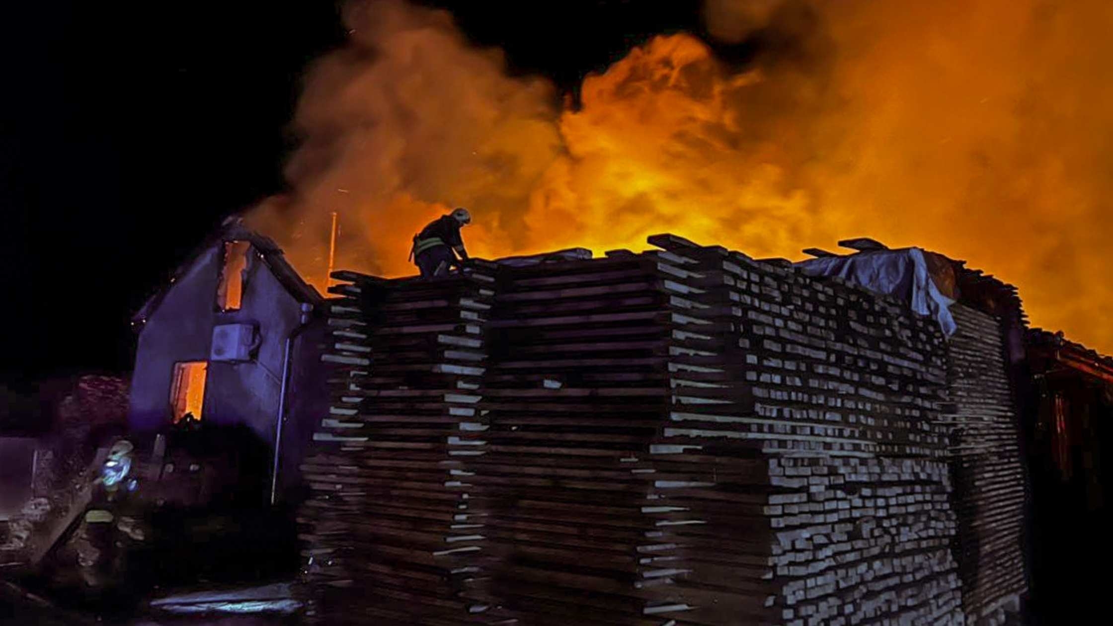 Горіло виробниче приміщення меблевого цеху в Томашполі