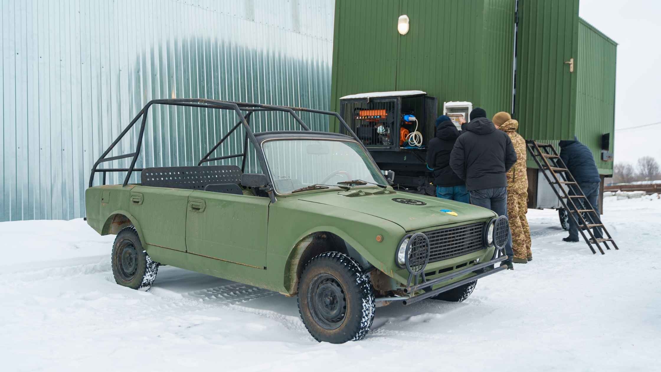 Гуманітарний штаб підготував передачу на фронт мобільної лазні та багі