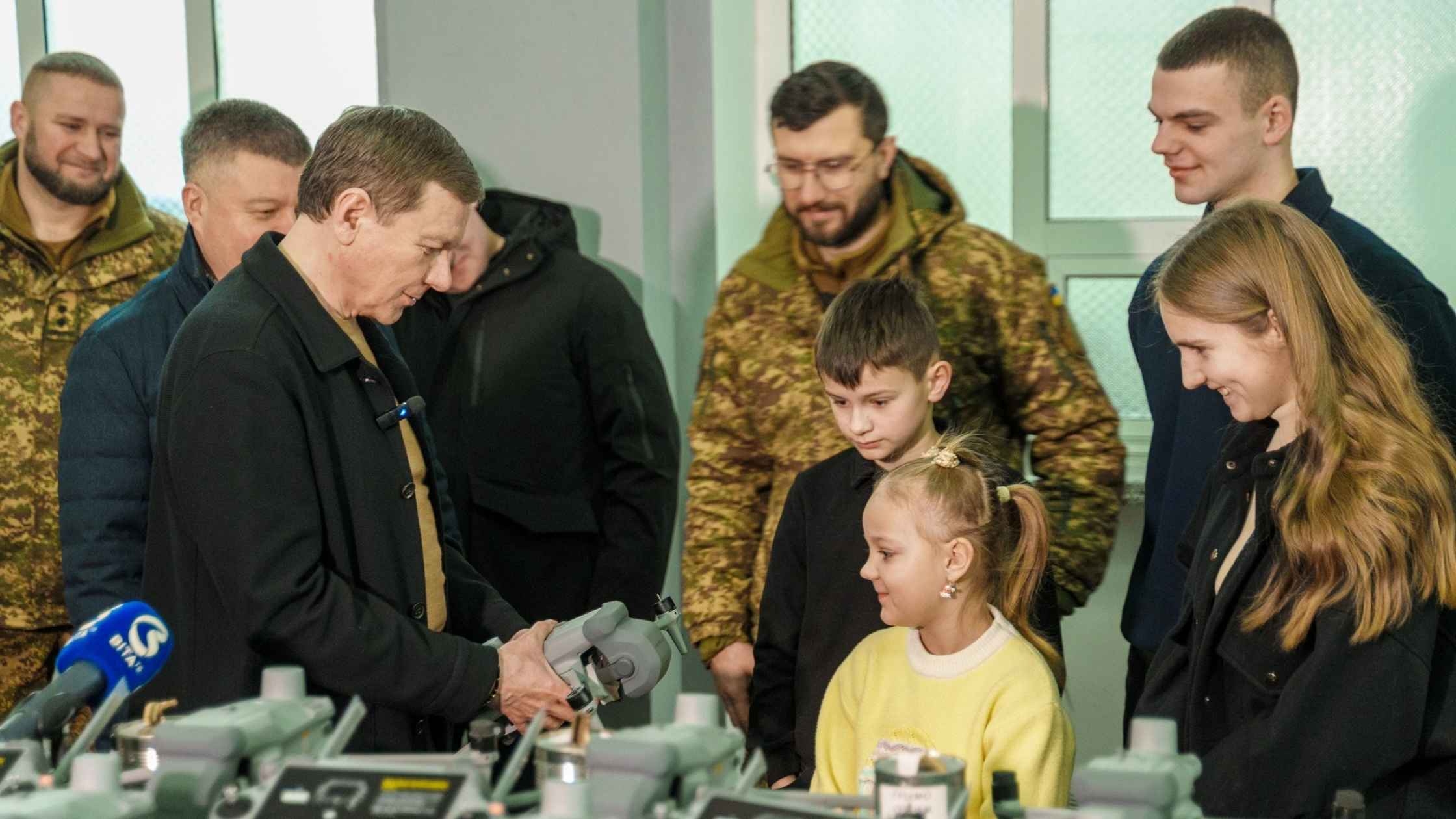 Команда гуманітарного штабу передала бійцям Червоної калини чергову партію допомоги