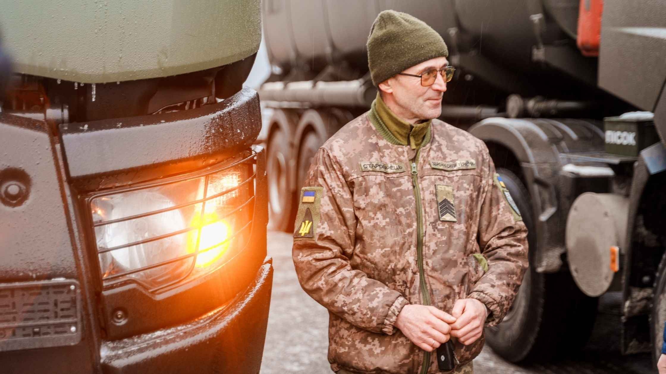 Команда гумштабу передала підрозділу Повітряних Сил потужні паливозаправники