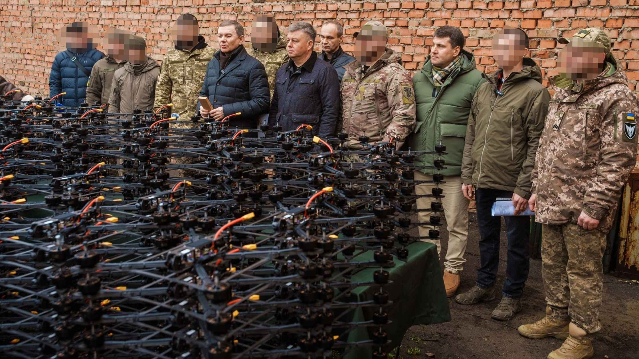 Команда гумштабу передала пʼятьом бригадам ще 400 FPV-дронів та автомобіль