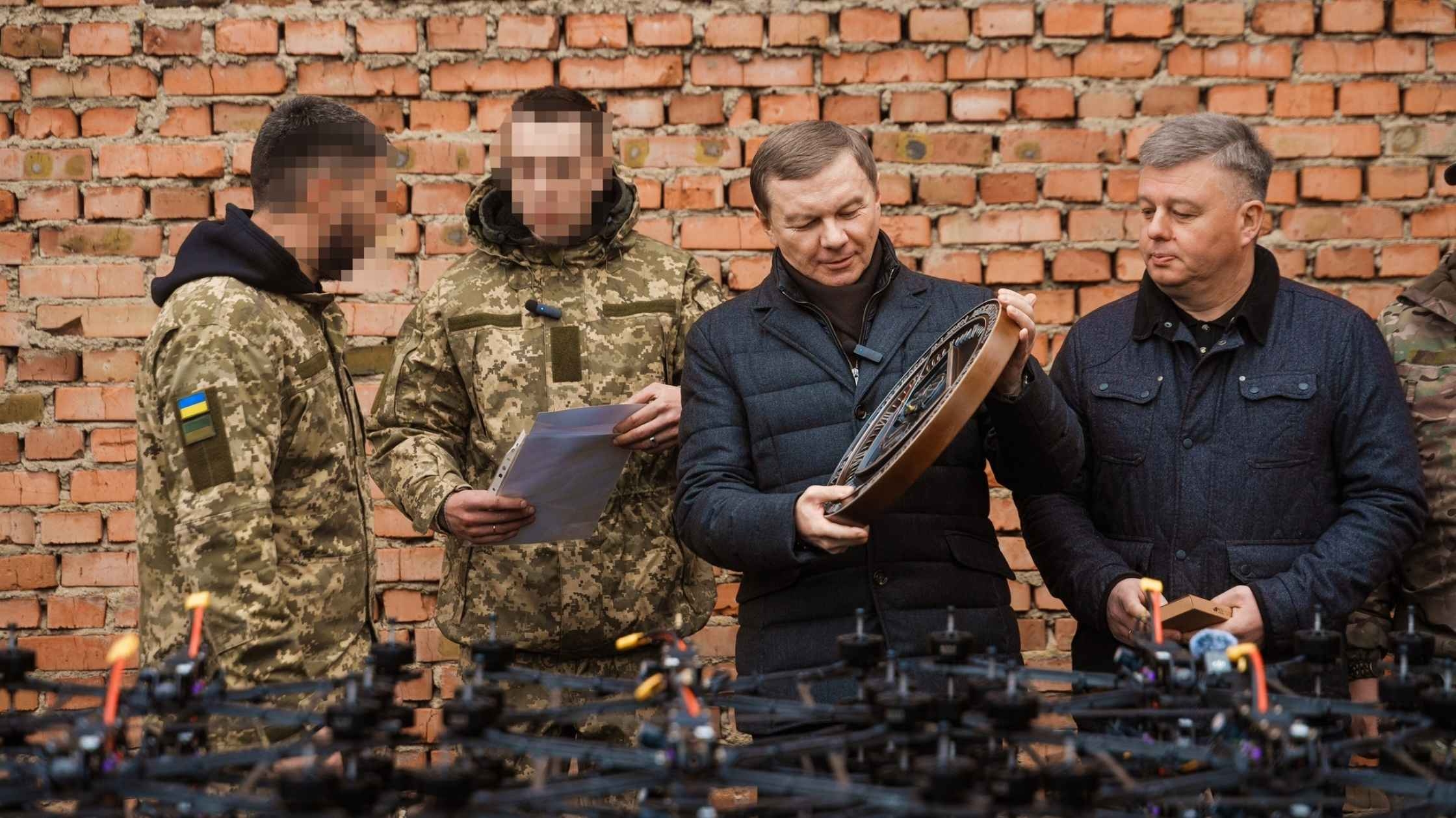 Команда гумштабу передала пʼятьом бригадам ще 400 FPV-дронів та автомобіль