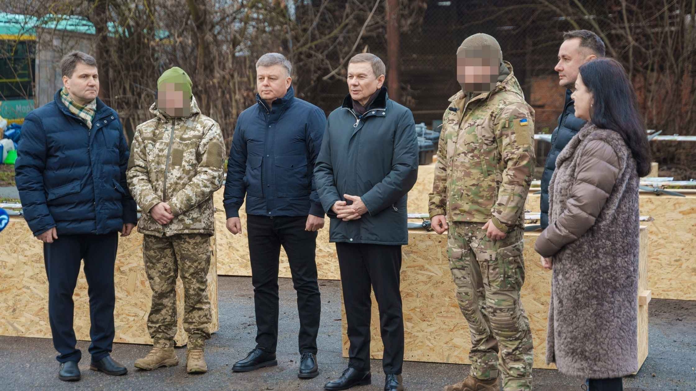 Бійці 22 окремої механізованої бригади вчергове отримали підсилення у вигляді п'яти розвідувальних комплексів Matrice 4T та 50 БПЛА літакового типу. Допомогу їм передали в межах пріоритету «безпека та оборона», на який цьогоріч в бюджеті громади передбачили понад 1 млрд грн. Як зауважив Вінницький міський голова Сергій Моргунов, для цього формування це вже 13 передача техніки, яка посилить позиції бійців під час виконання бойових завдань. А загалом з початку повномасштабного вторгнення Міжрегіональний координаційний гуманітарний штаб підтримує на системній основі 90 військових частин. Передаємо від нашої команди та Вінницької територіальної громади чергову партію допомоги бійцям цього формування, які дуже ефективно працюють на своїх ділянках. Підготували для них спеціальні БПЛА, які виконують різні функції, а також Matrice 4T. За відгуками військових, така техніка дуже допомагає бачити ситуацію на полі бою в режимі реального часу, а отже – суттєво зменшує ризики і береже життя наших воїнів, – сказав Вінницький міський голова Сергій Моргунов. Військовий подякував за чергову підтримку. Раніше їм передавали FPV-дрони, авіаційні комплекси, квадрокоптери, авто, монокуляри та зарядні станції. Це насправді дуже важлива передача для нас. Такі БПЛА літакового типу ми використовуємо і для розвідки, і для ураження ворожої техніки. Вони працюють на відстані до 100 кілометрів, мають якісну цифрову камеру та велике корисне навантаження. Ефективно застосовується проти рухомих цілей, техніки й укриттів, може нести бойову частину, а також підіймати ретранслятори для FPV. Потреба в таких БПЛА була давно, і лише зараз вдалося знайти виробника з потрібними характеристиками. Закупівлю здійснили за кошти субвенції Вінницької міської ради – дякуємо громаді Вінниці та Міжрегіональному координаційному гуманітарному штабу за чергову підтримку, – зауважив він. З оборонцями також зустрілися секретар Вінницької міської ради Павло Яблонський, заступник міського голови Андрій Очеретний, депутати Вінницької міської ради та координатори Міжрегіо