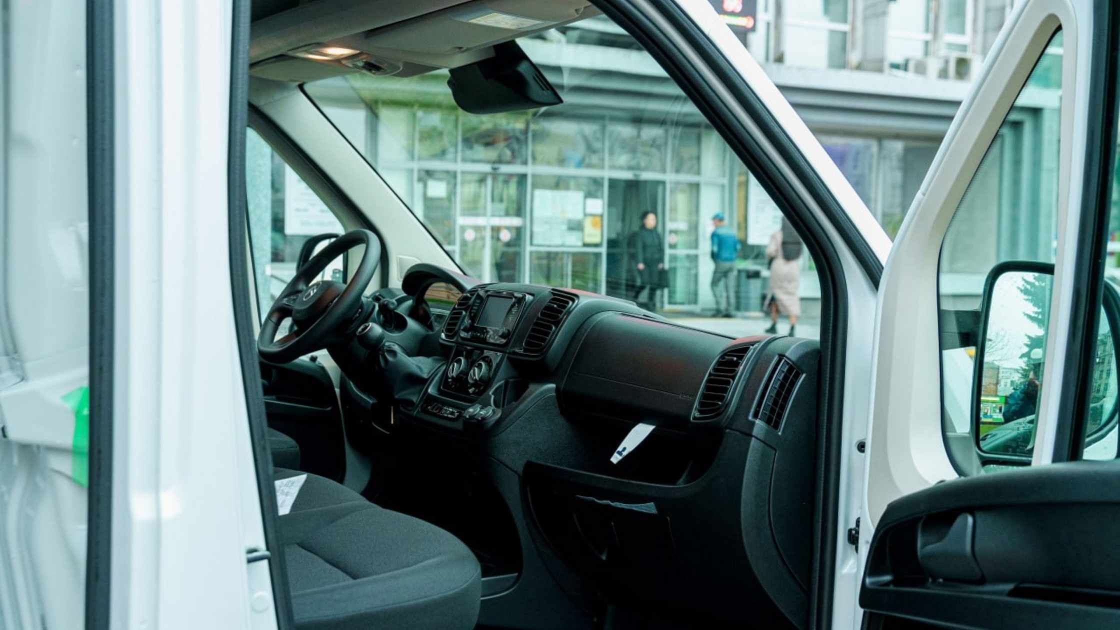 Команда Міжрегіонального гумштабу передала мікроавтобус бійцям Повітряних Сил