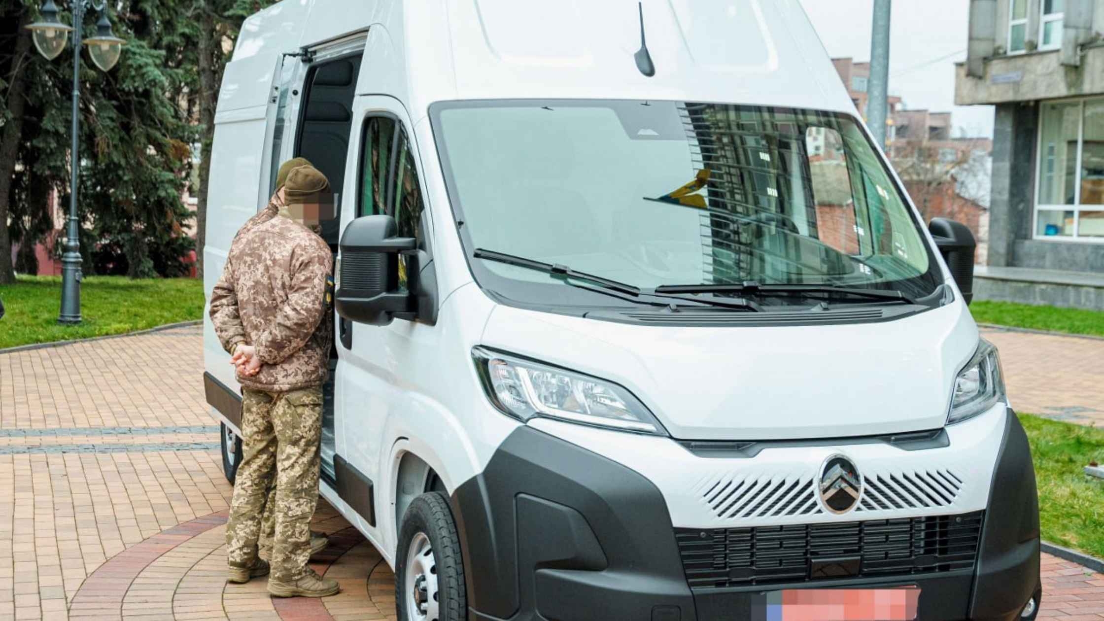 Команда Міжрегіонального гумштабу передала мікроавтобус бійцям Повітряних Сил