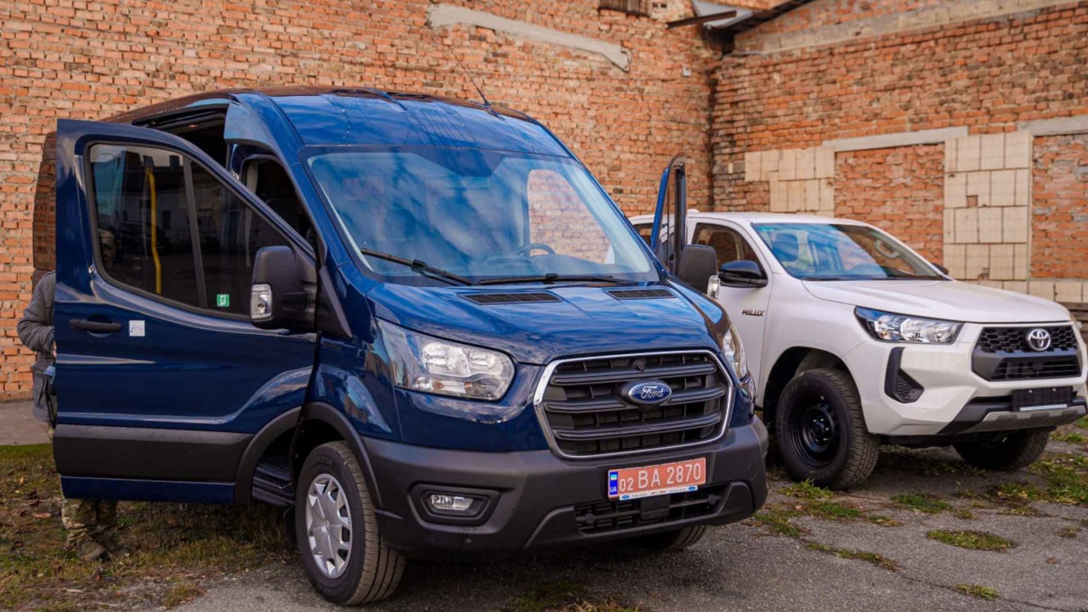 Команда Міжрегіонального координаційного гумштабу передала військовим автобус та позашляховик