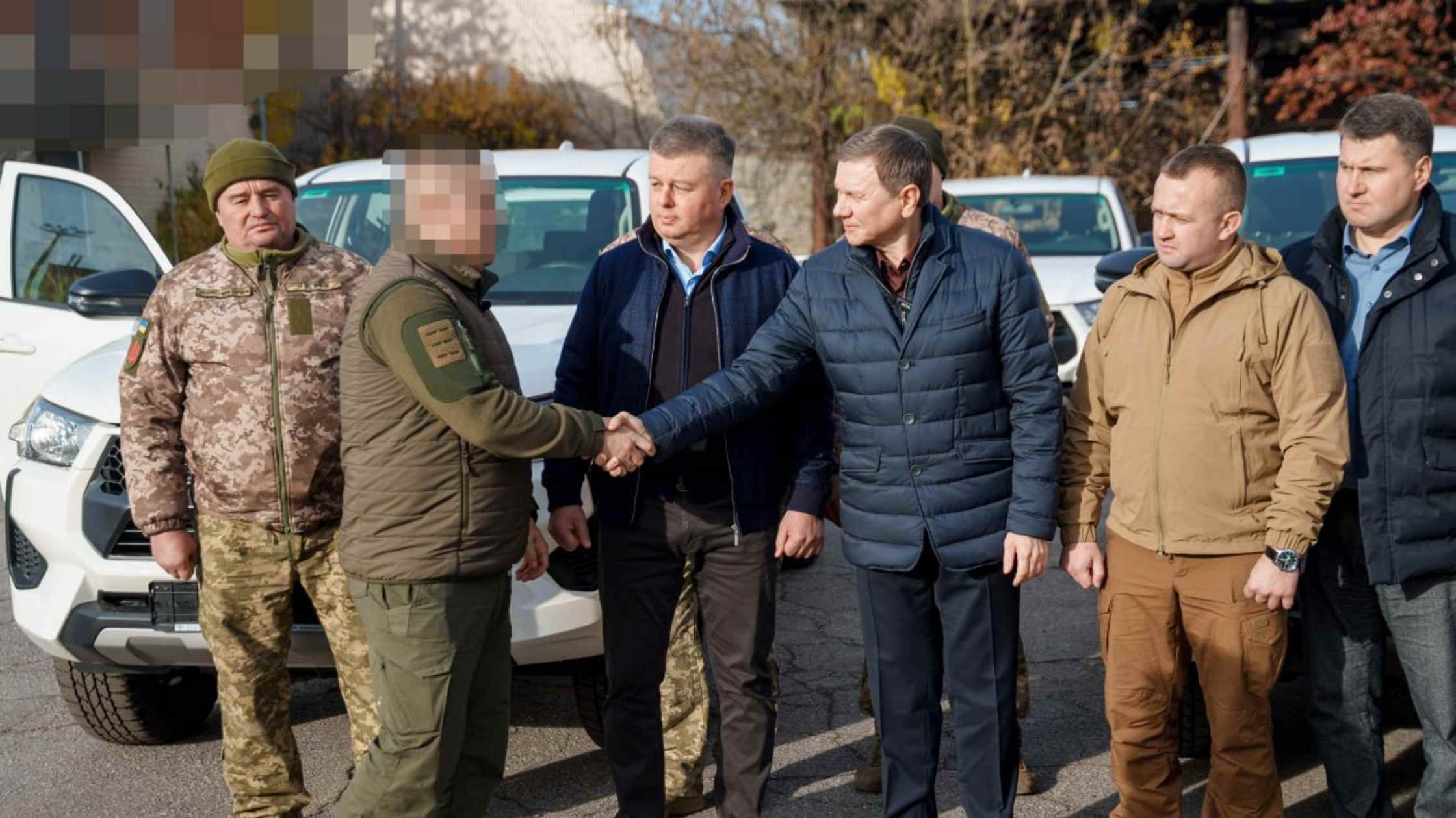 Команда Міжрегіонального координаційного гумштабу передала військовим ще п'ять позашляховиків