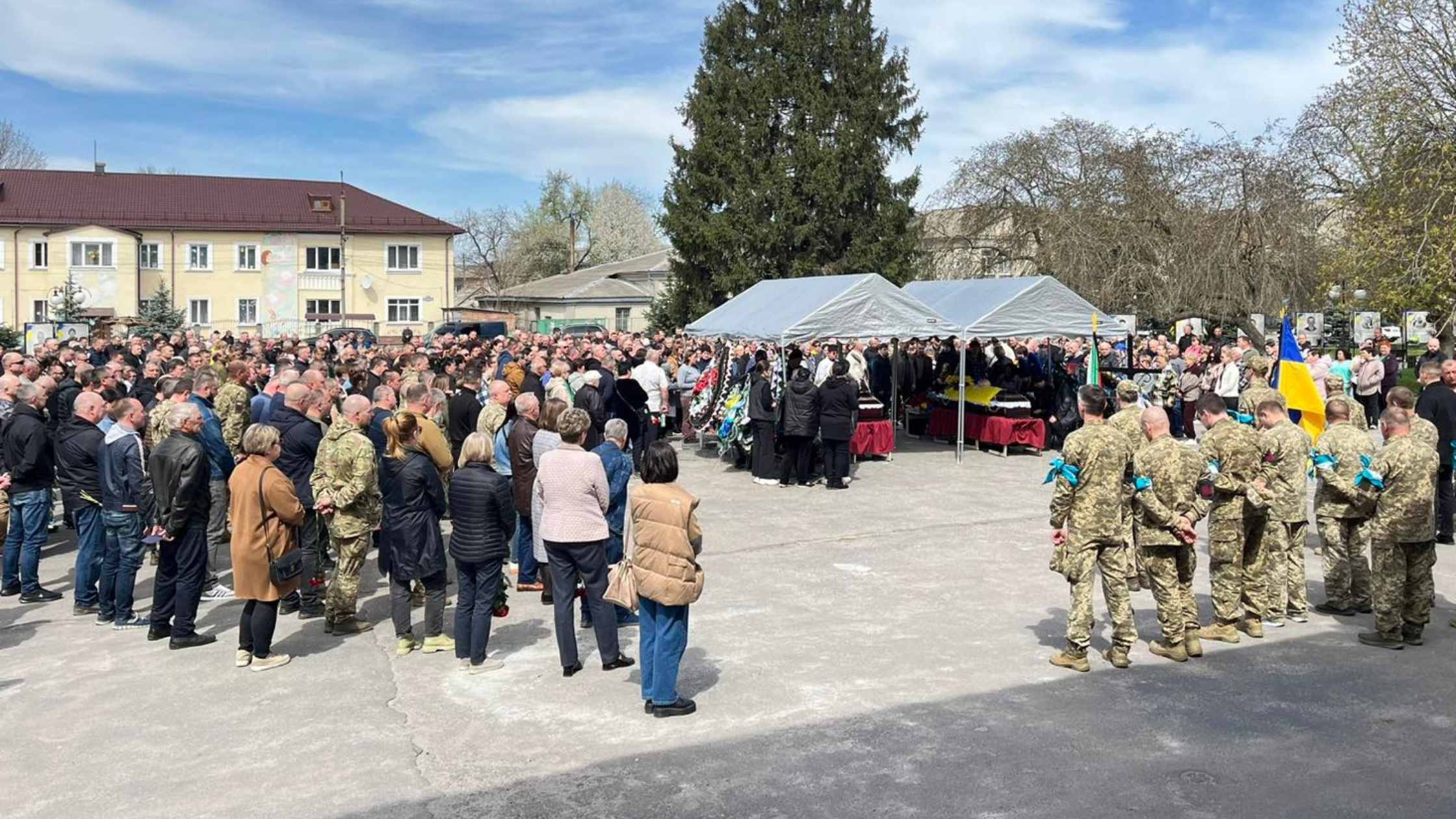 Козятинчани “коридором шани” прощались одразу з двома Героями-земляками
