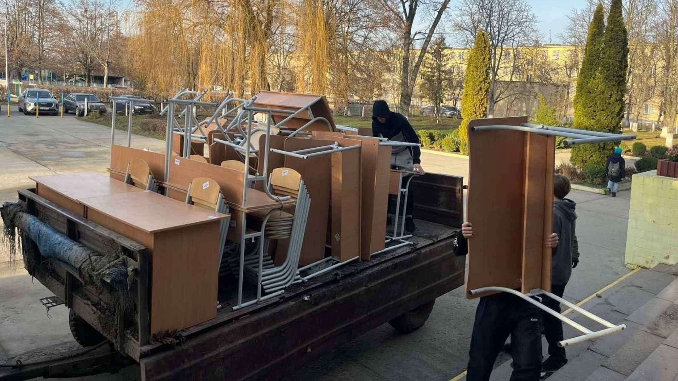 Ладижин отримав шкільне приладдя з опаленого війною Добропілля