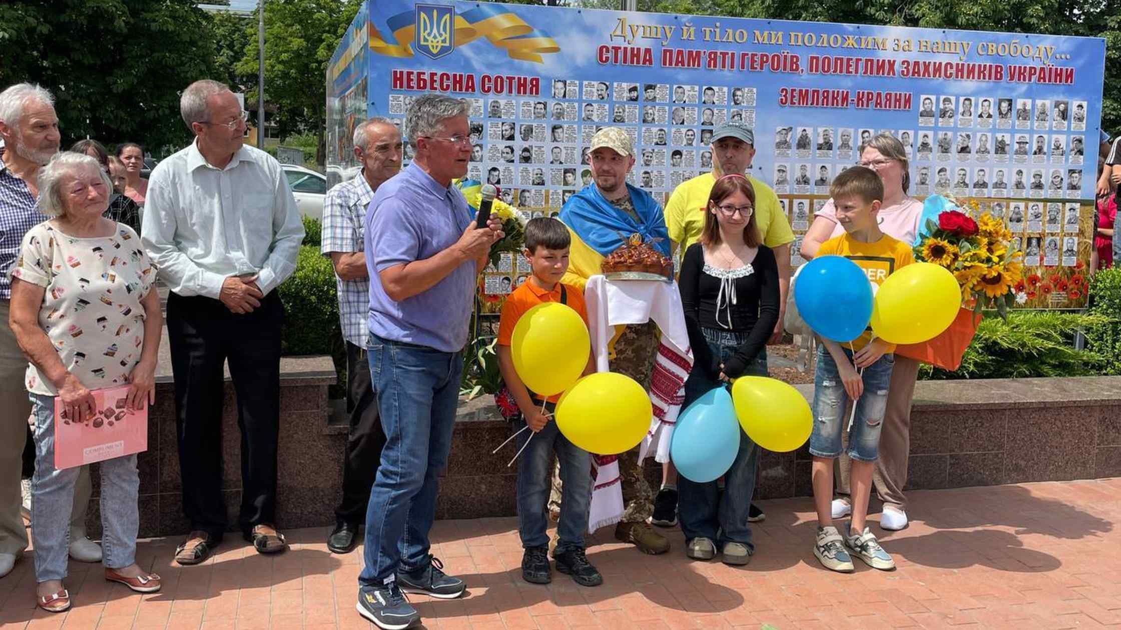 Ладижинська громада зустріла воїна-земляка, який повернувся з полону