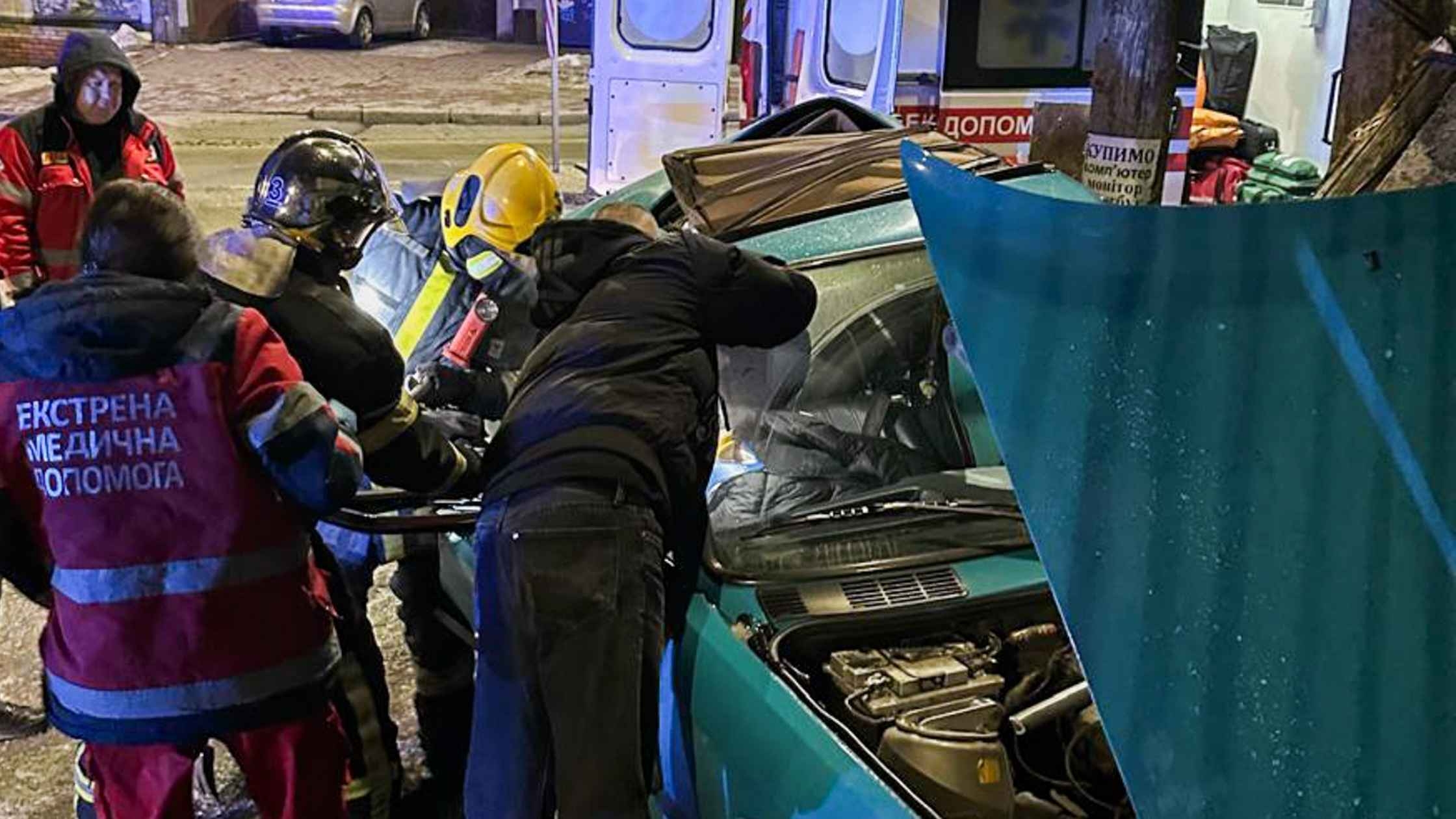 Легковик зіткнувся з електроопорою у Вінниці 