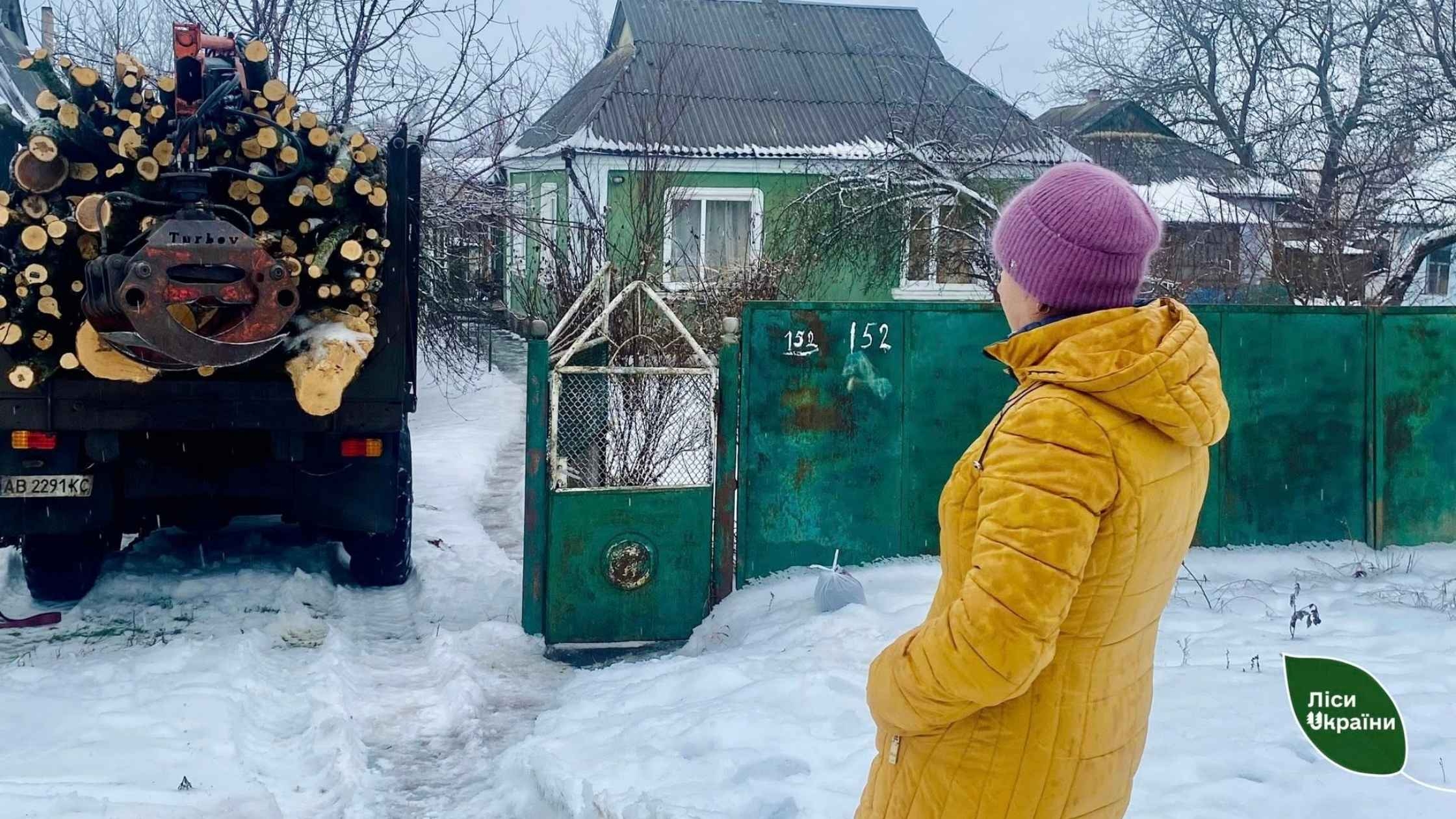 Лісівники привезли машину дров для матері трьох захисників з Тульчина