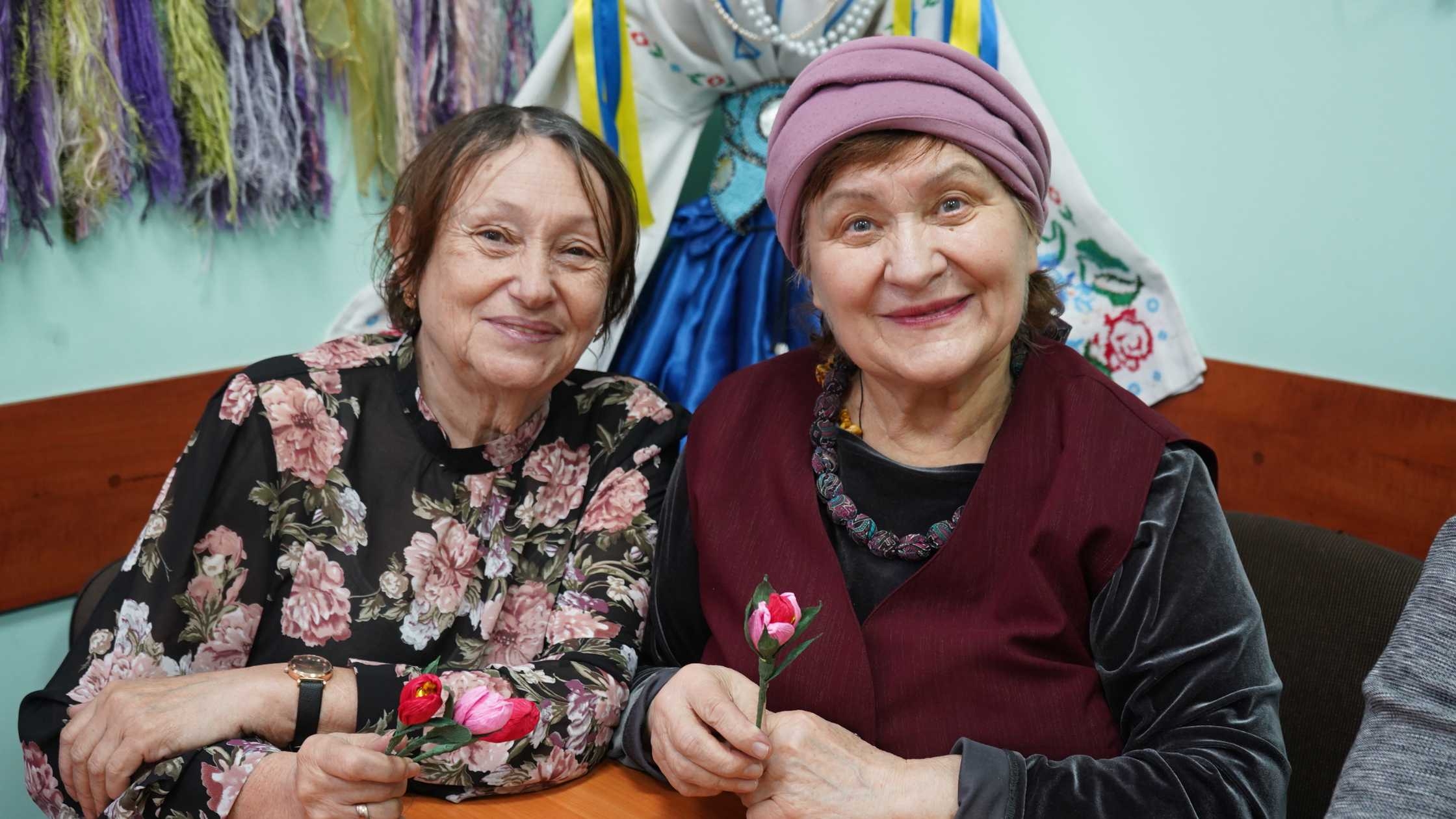 Майстер-клас з виготовлення декоративних тюльпанів провели для відвідувачок вінницького терцентру