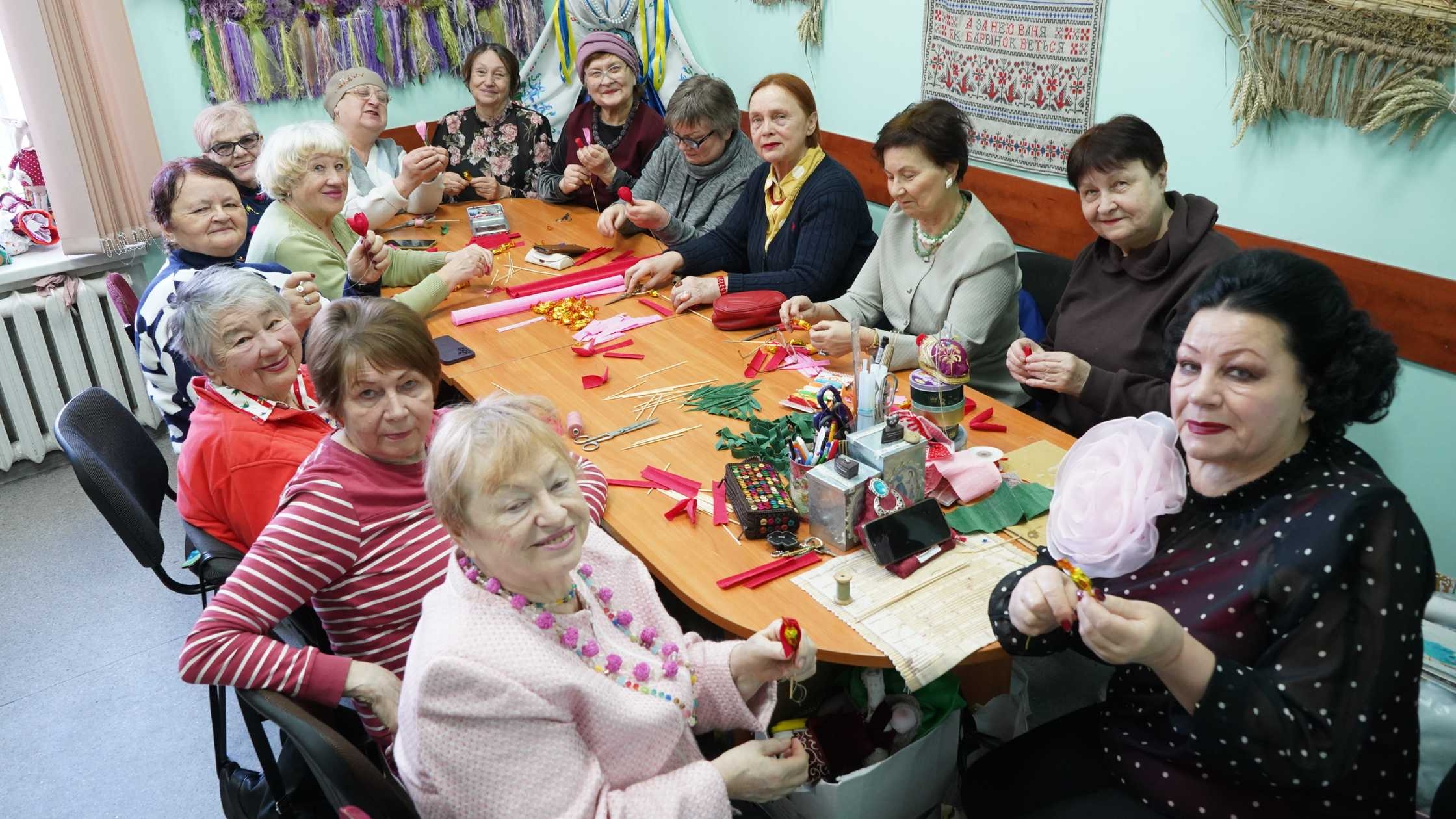 Майстер-клас з виготовлення декоративних тюльпанів провели для відвідувачок вінницького терцентру