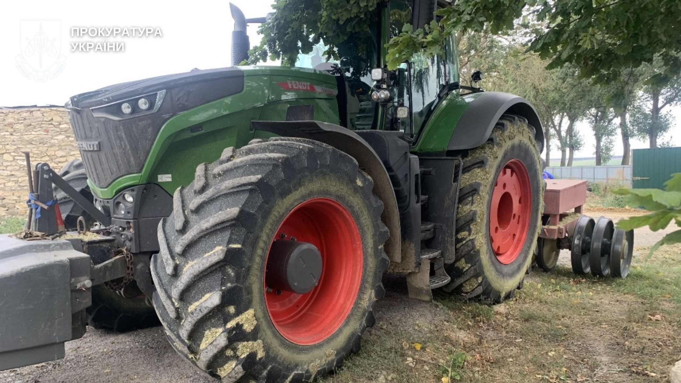 Водія трактора, який підозрюються у порушенні правил безпеки під час роботи на фермі, що спричинило смерть двох чоловіків, взято під варту. Про це 13 вересня інформує Вінницька обласна прокуратура.