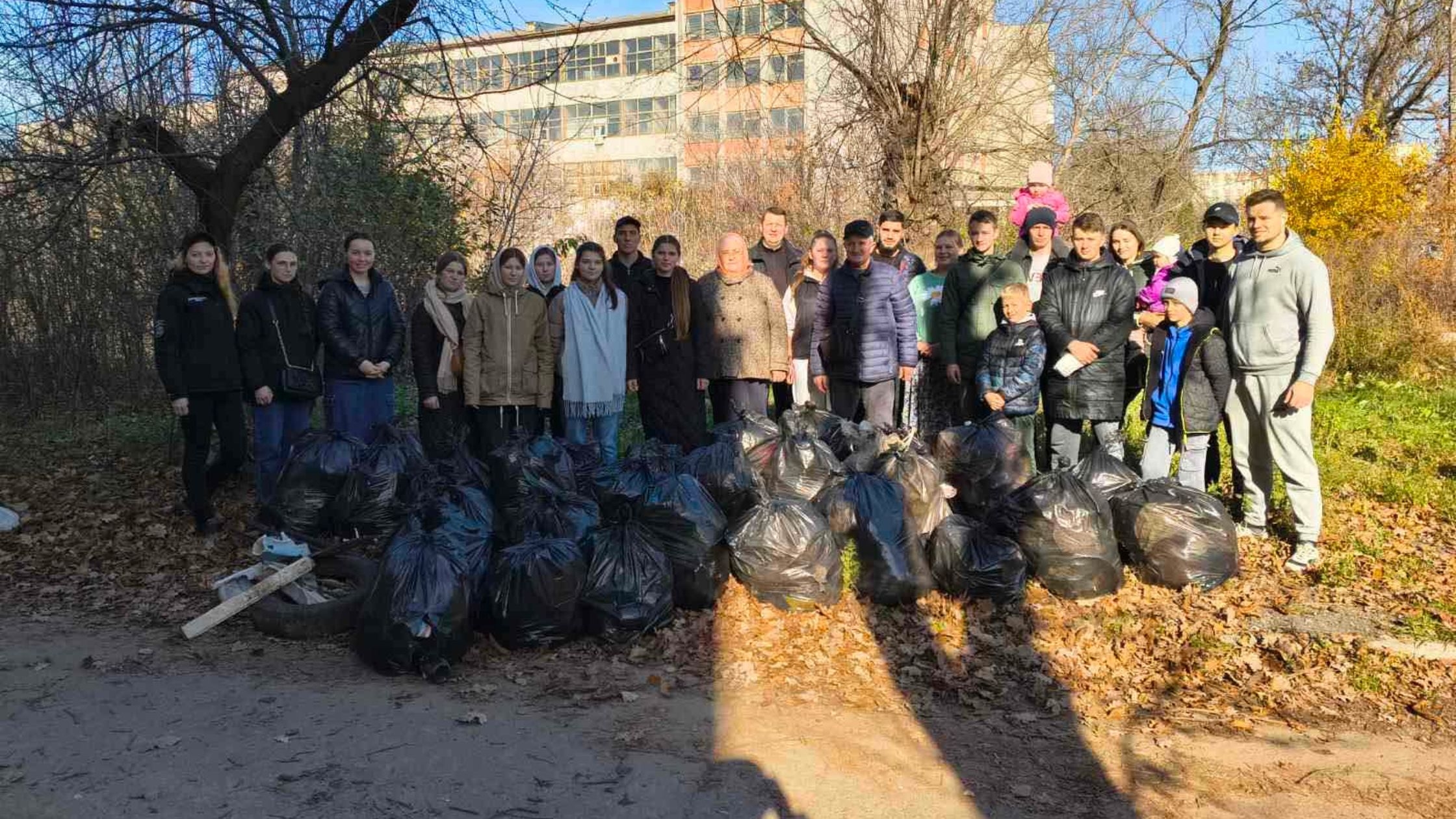 Муніципальна варта залучила активних вінничан до осіннього прибирання територій