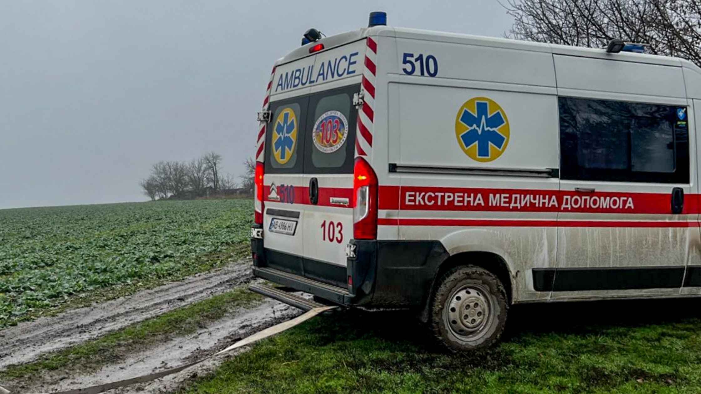 На грунтовій дорозі на Вінниччині застрягла машина “швидкої допомоги” 