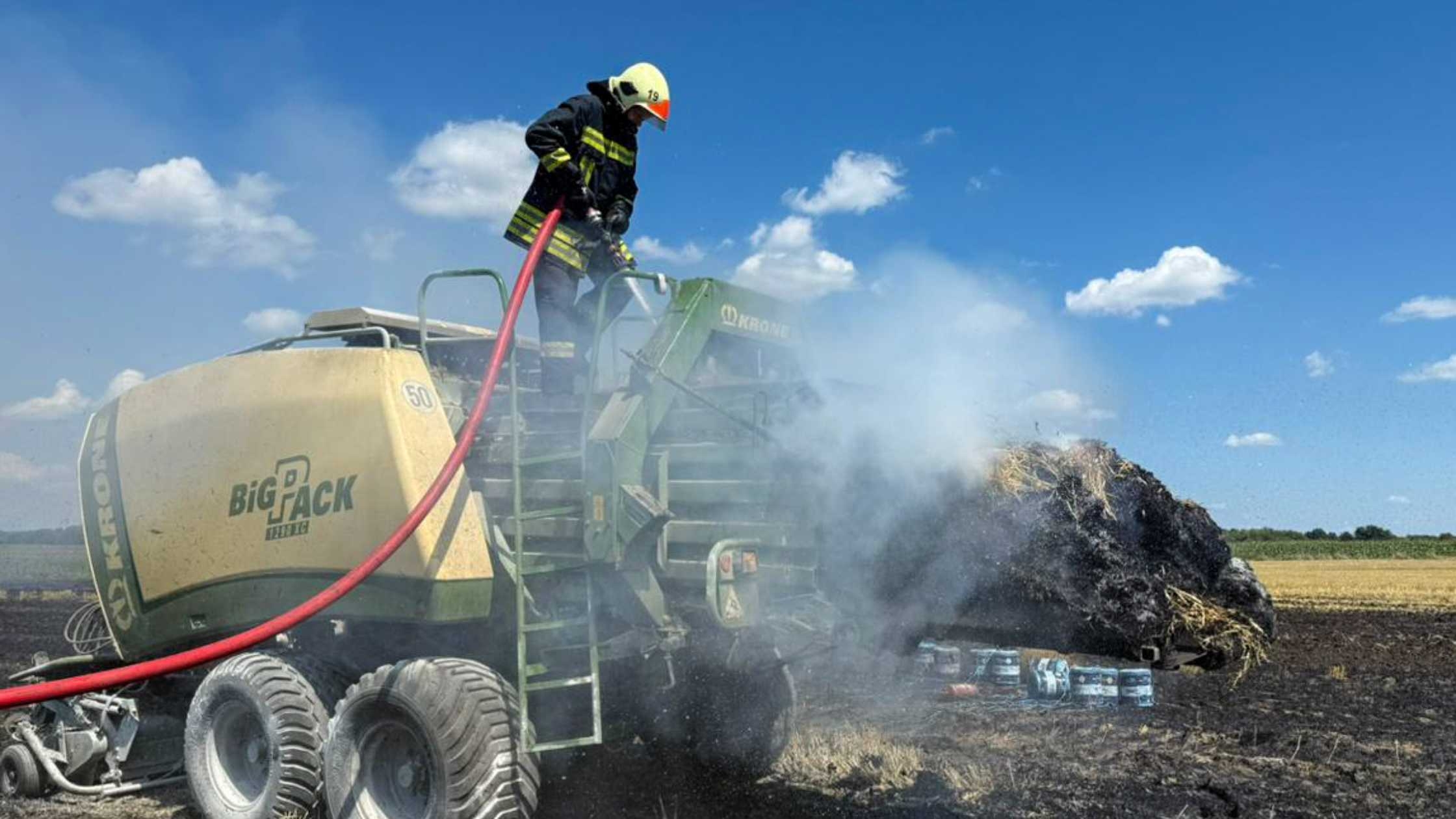 На полі в Калинівській громаді загорівся тюкопрес
