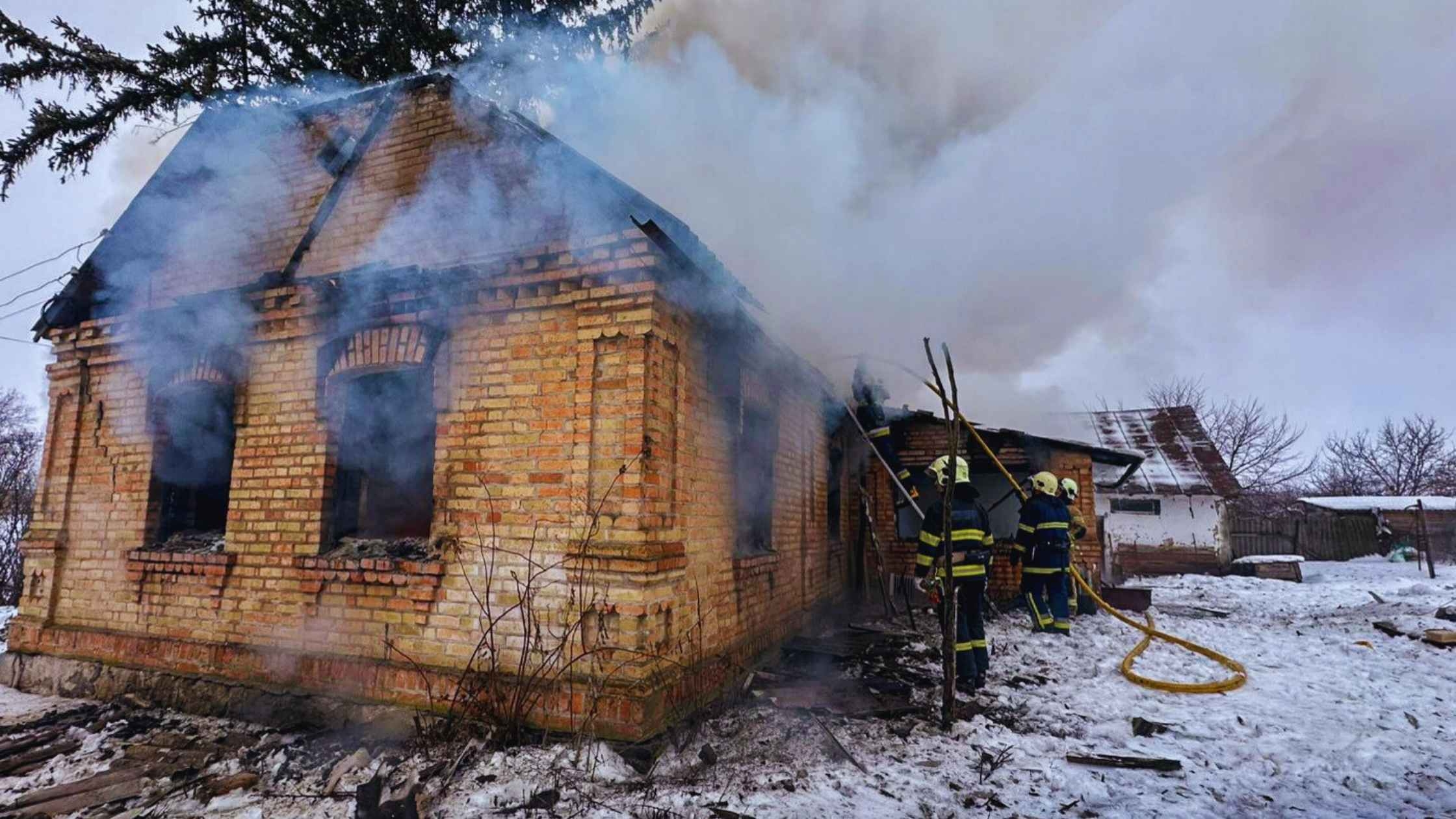 На Вінниччині 72-річний пенсіонер загинув під час пожежі у власному будинку. Загалом протягом доби в області сталося дев'ять пожеж. Про це 29 січня інформує головне управління ДСНС України у Вінницькій області. Трагедія трапилася в селі Скоморошки Оратівської громади. Внаслідок загоряння в житловому будинку загинув 72-річний власник помешкання. З’ясувалося, що причиною пожежі стала несправність пічного опалення, - йдеться у повідомленні. Ще низку загорянь ліквідували рятувальники в приватних домоволодіннях села Кашперівка Глуховецької громади, селі Чорновиця Оратівської громади та селі Жеребилівка Яришівської громади. Причина аналогічна — несправне пічне опалення. У Бершаді бійці ДСНС ліквідували загоряння в літній кухні, що виникло внаслідок короткого замикання електромережі. Крім того, у Гайсині надзвичайники також приборкали ще дві пожежі: в магазині та у приватному гаражі.