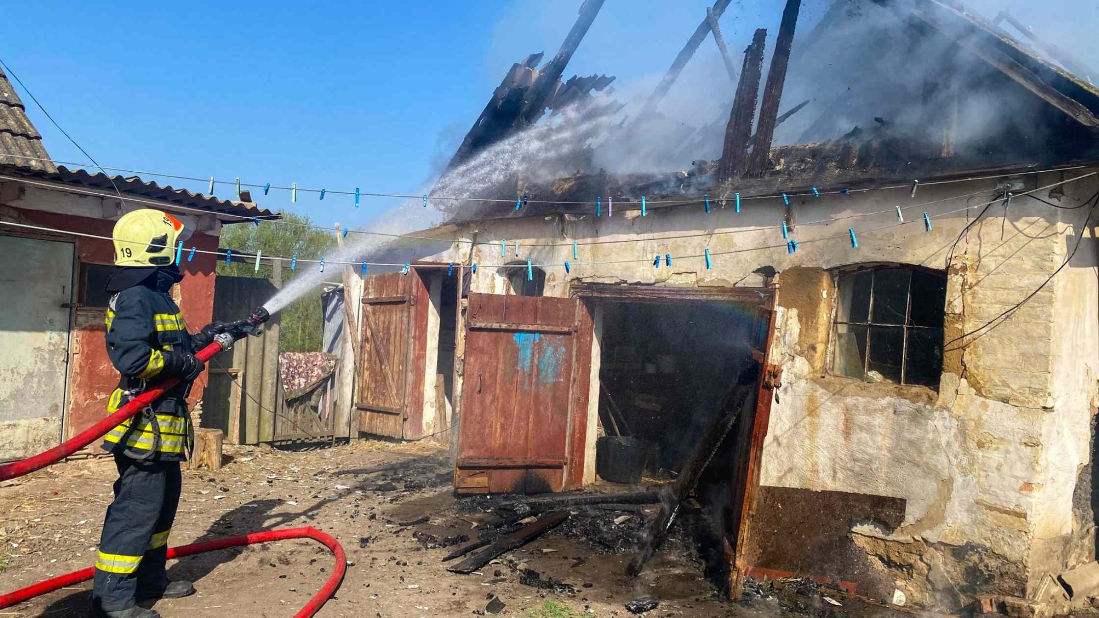 На Вінниччині через коротке замикання згоріла господарча будівля та гараж